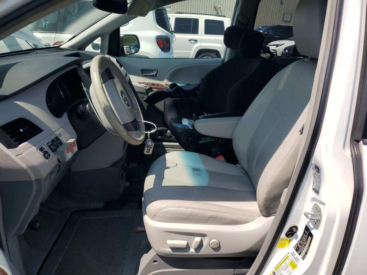 2012 TOYOTA SIENNA