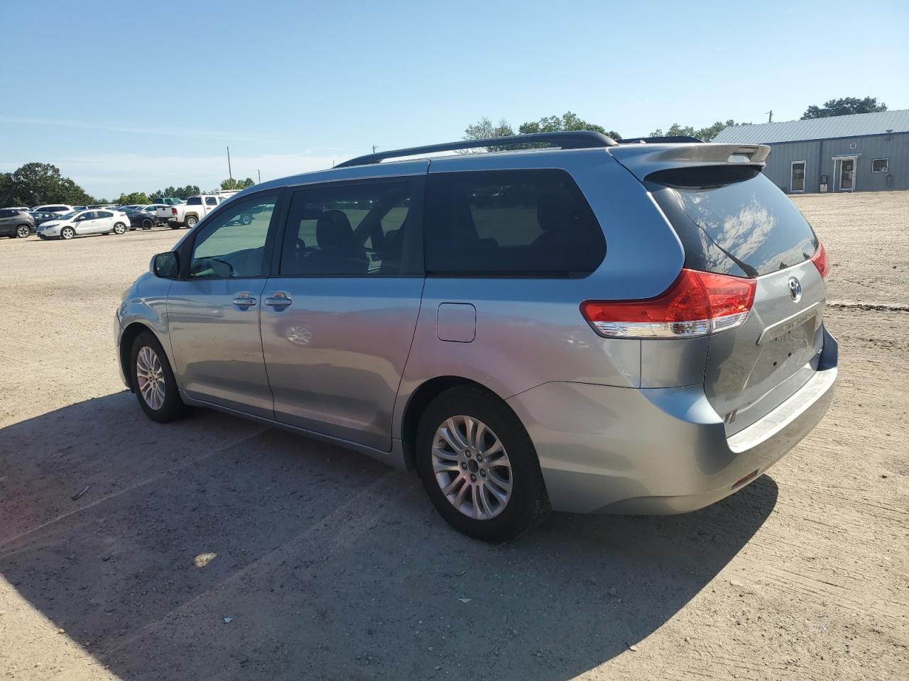 2011 TOYOTA SIENNA