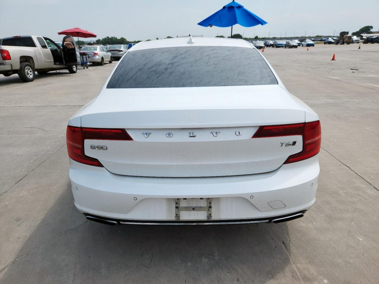 2017 VOLVO S90
