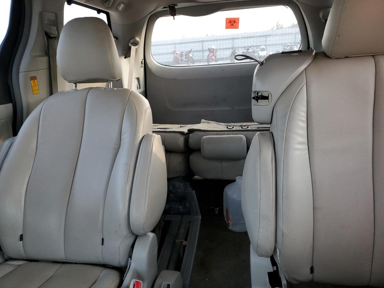 2014 TOYOTA SIENNA