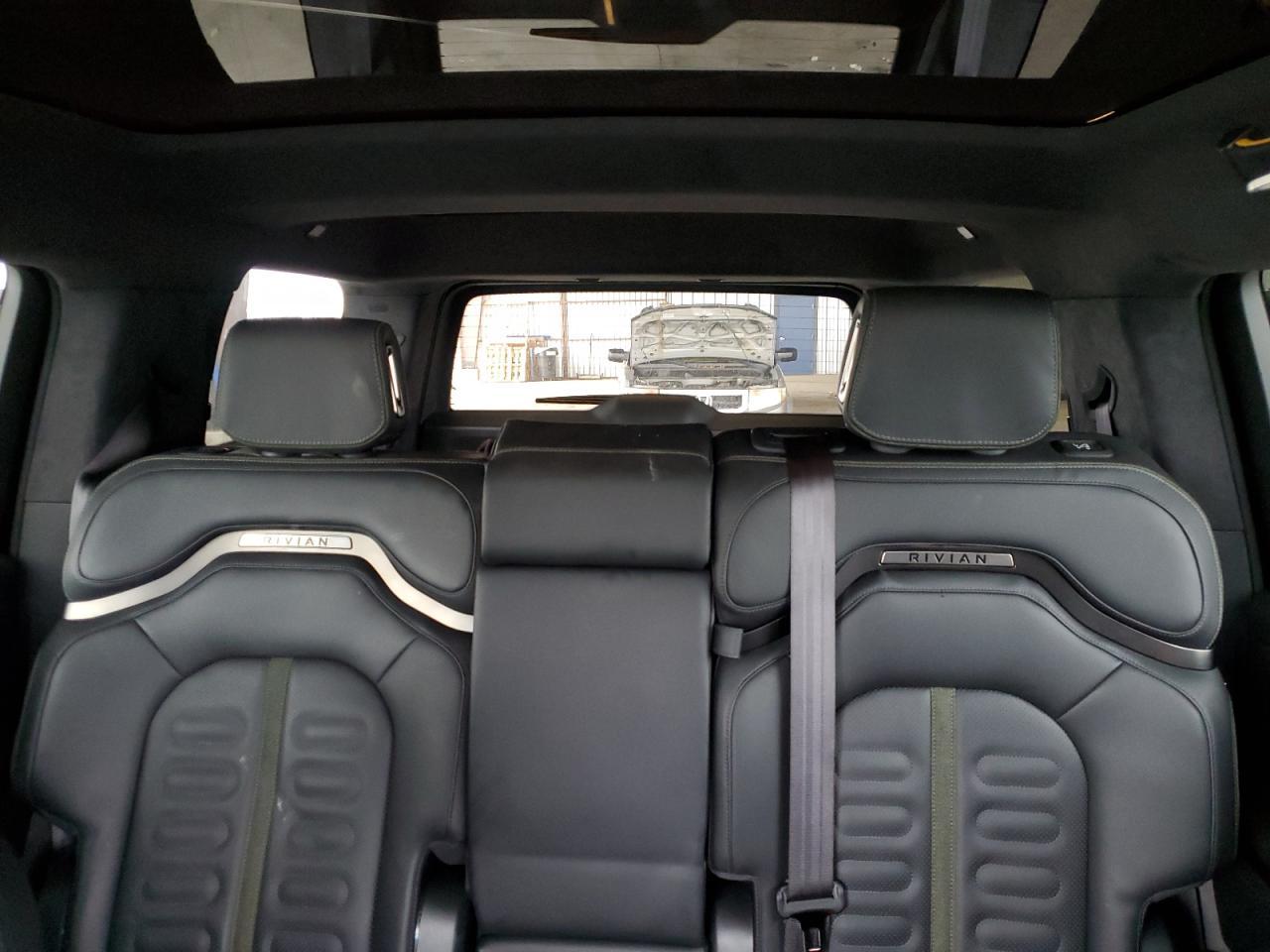 2025 RIVIAN R1s