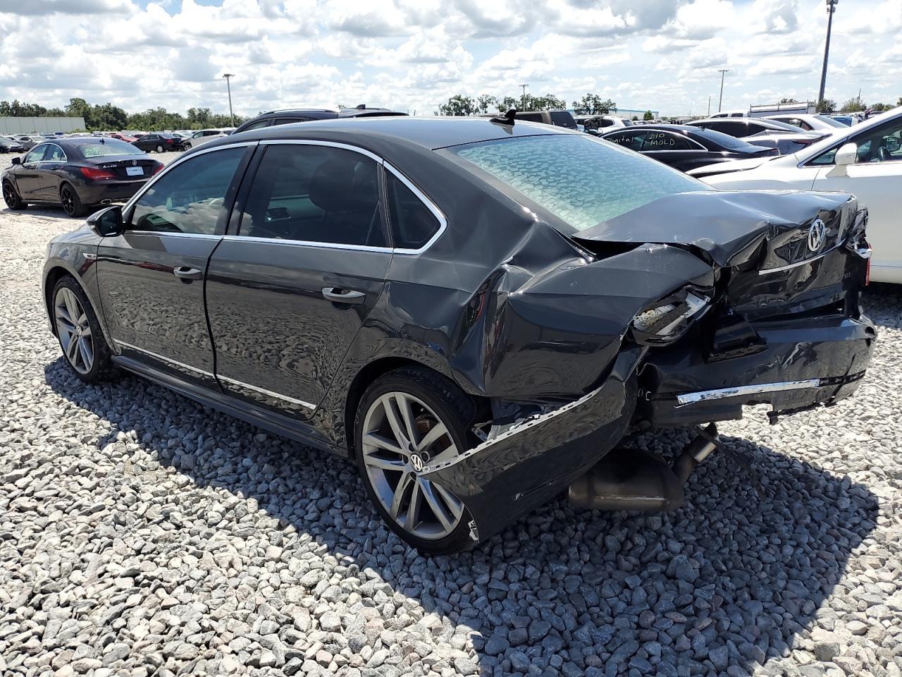2017 VOLKSWAGEN Passat