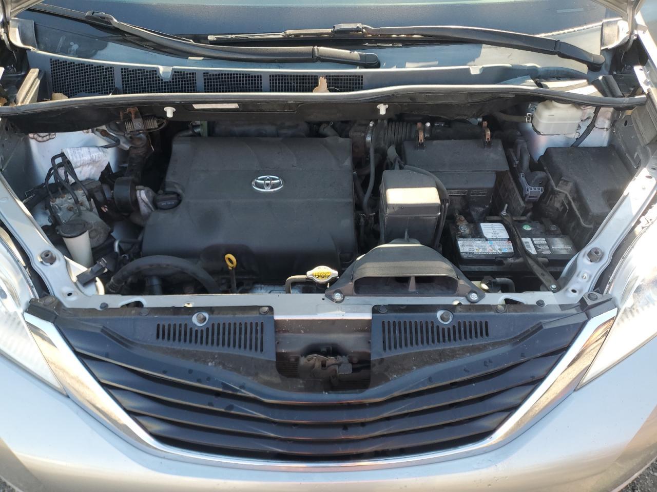 2011 TOYOTA SIENNA