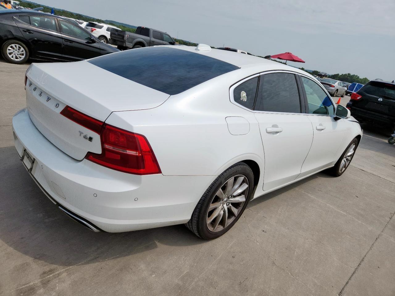2017 VOLVO S90