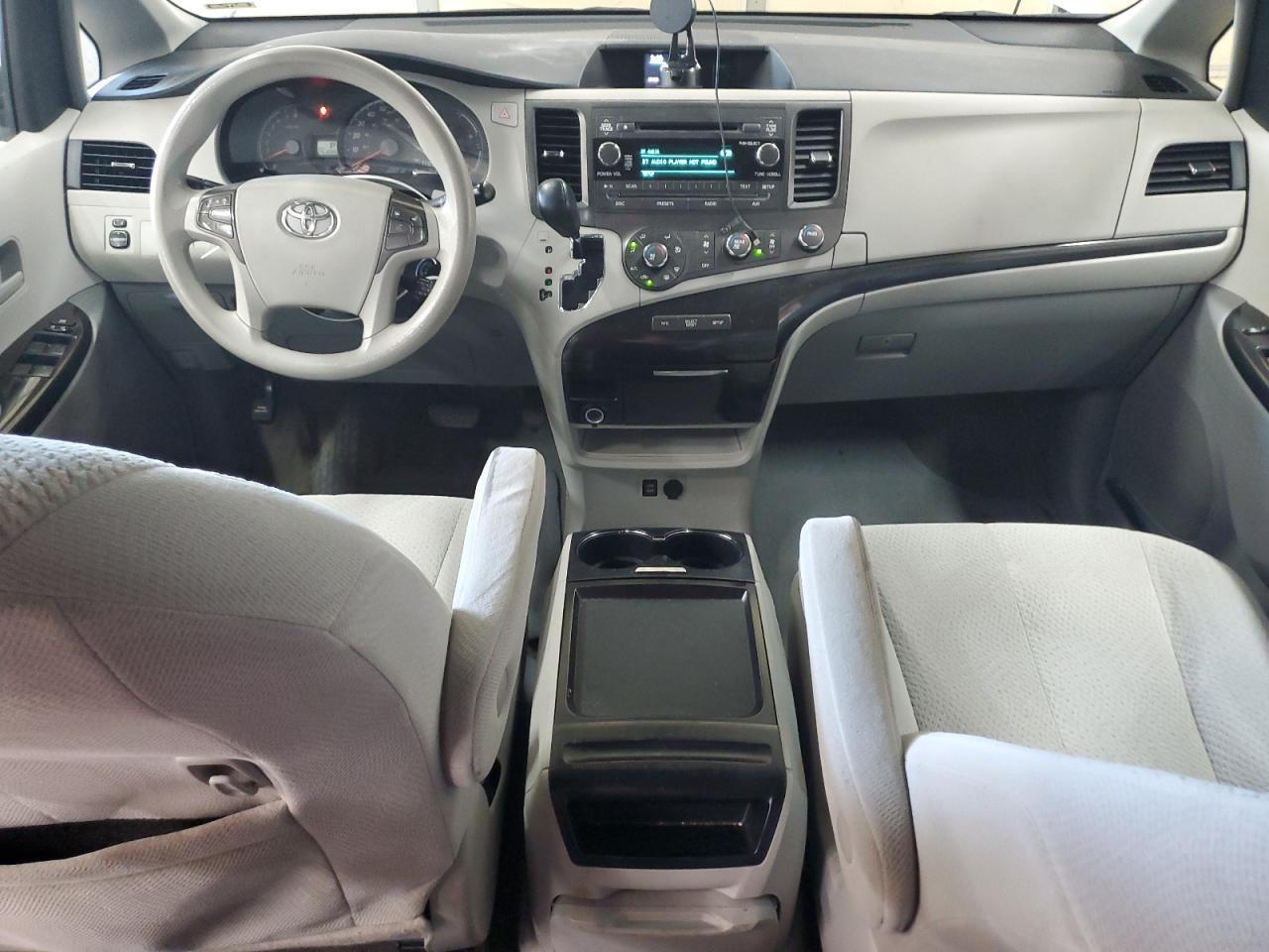 2011 TOYOTA SIENNA