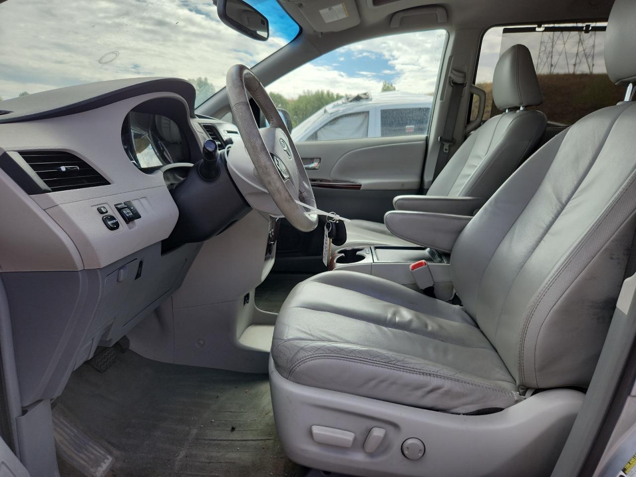 2011 TOYOTA SIENNA