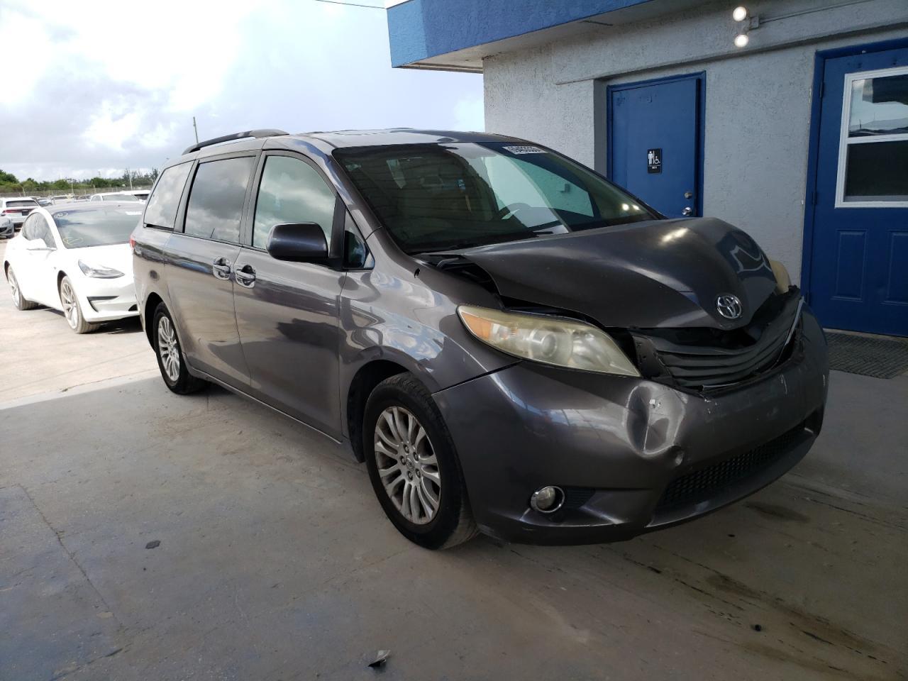2012 TOYOTA SIENNA
