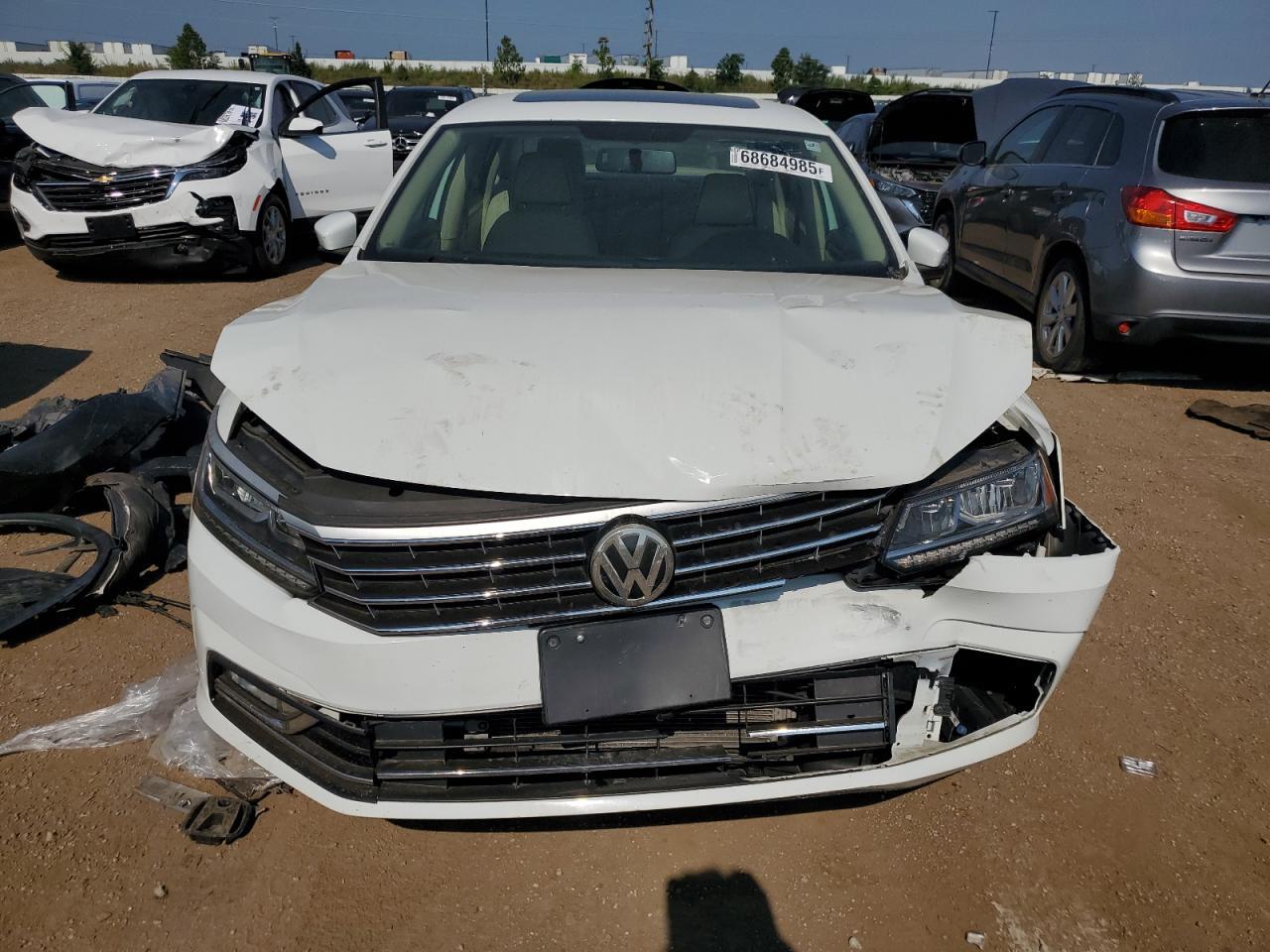 2016 VOLKSWAGEN Passat