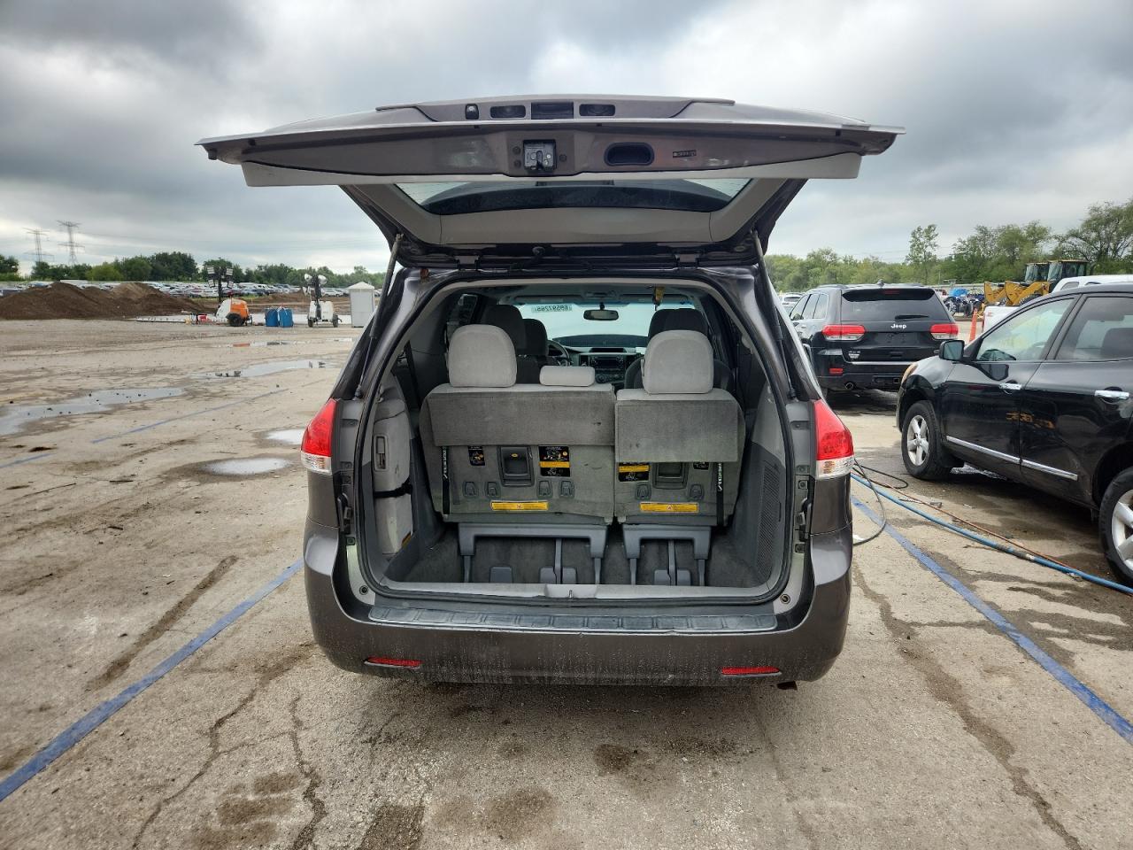 2011 TOYOTA SIENNA