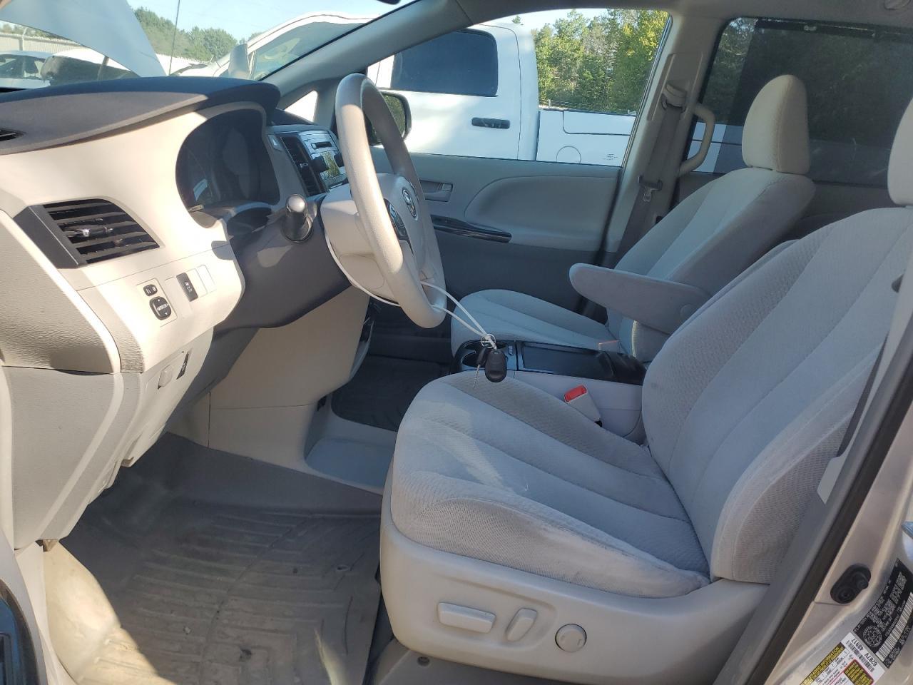2011 TOYOTA SIENNA
