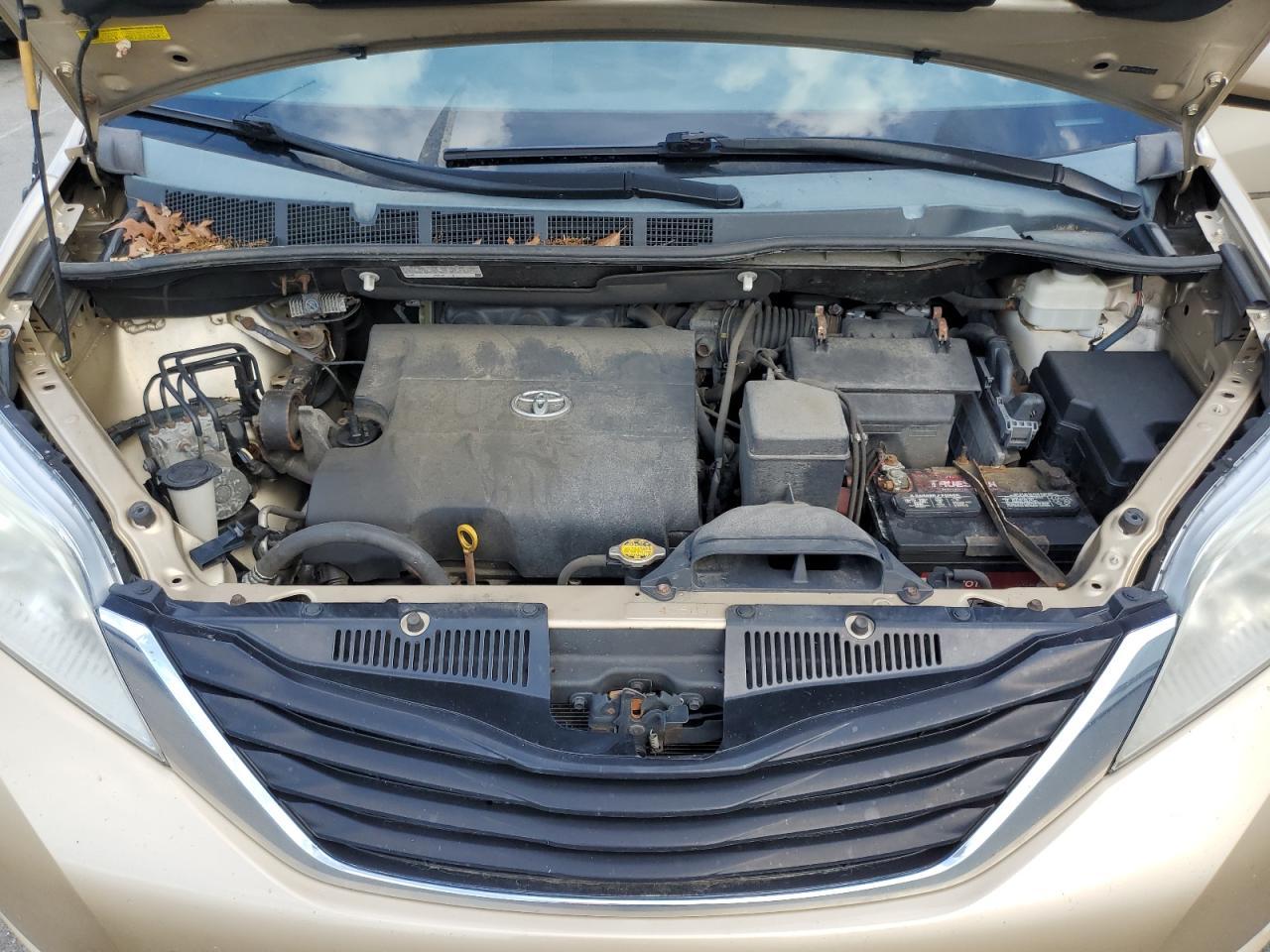 2012 TOYOTA SIENNA