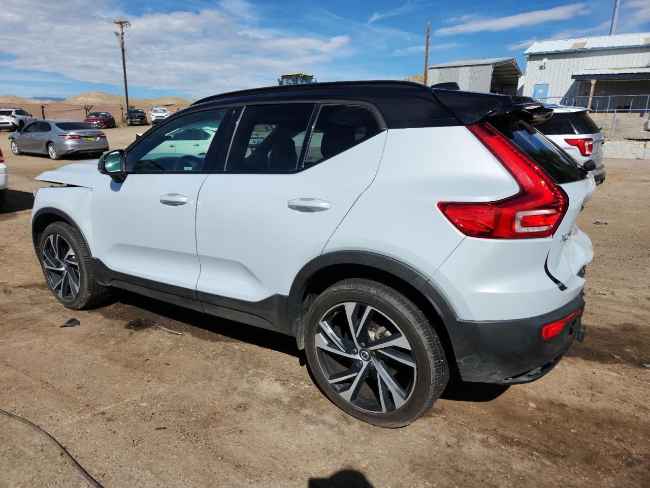 2021 VOLVO XC40