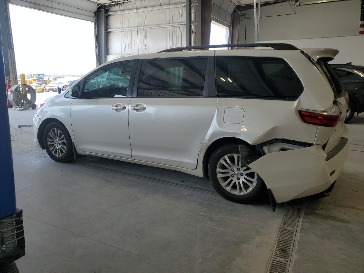 2016 TOYOTA SIENNA