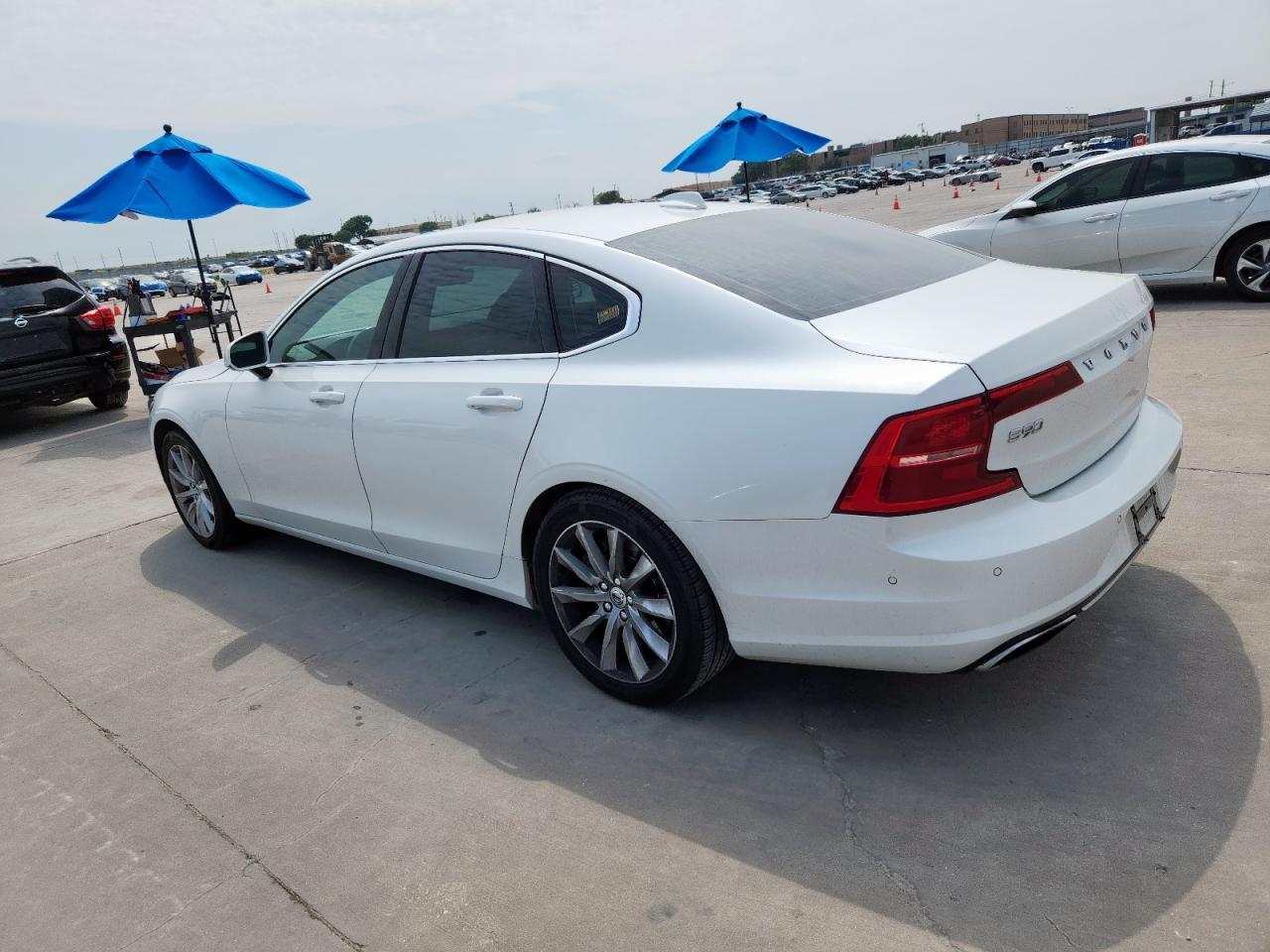 2017 VOLVO S90
