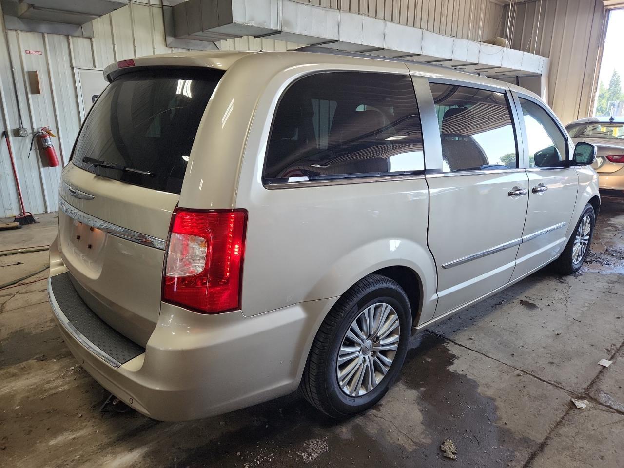 2016 CHRYSLER Town & Country