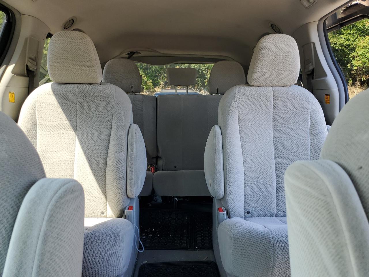 2011 TOYOTA SIENNA