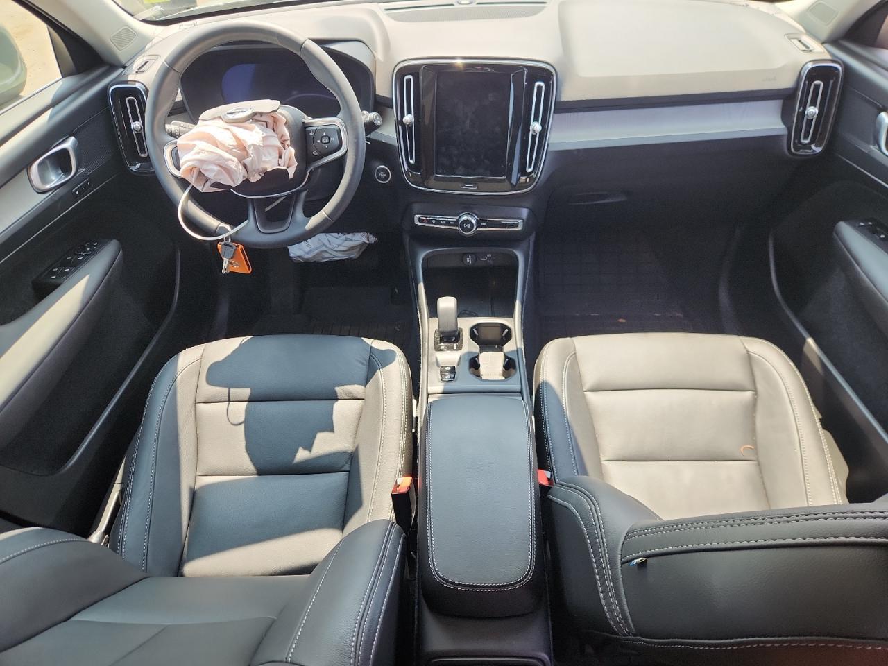 2025 VOLVO XC40