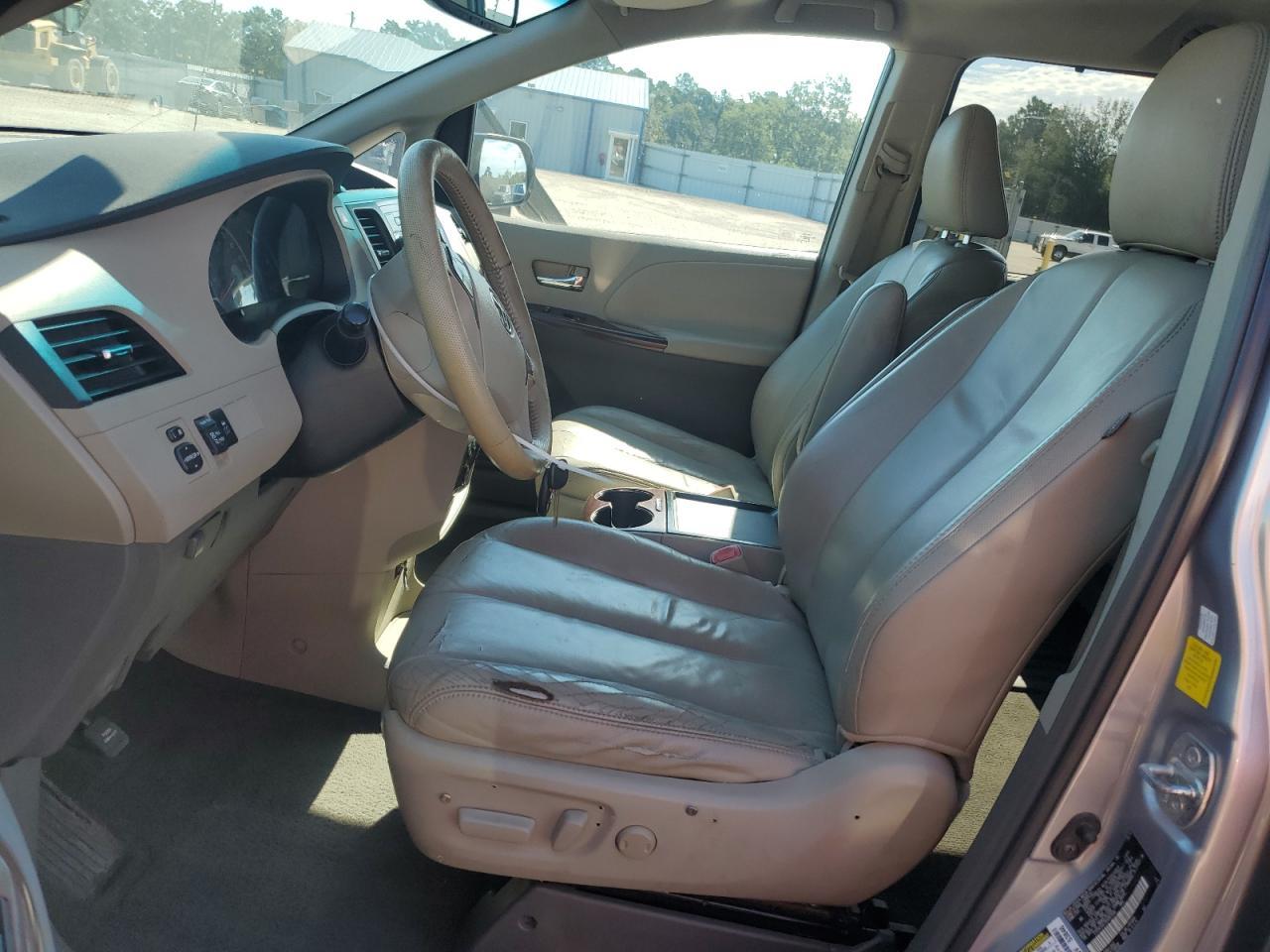 2011 TOYOTA SIENNA
