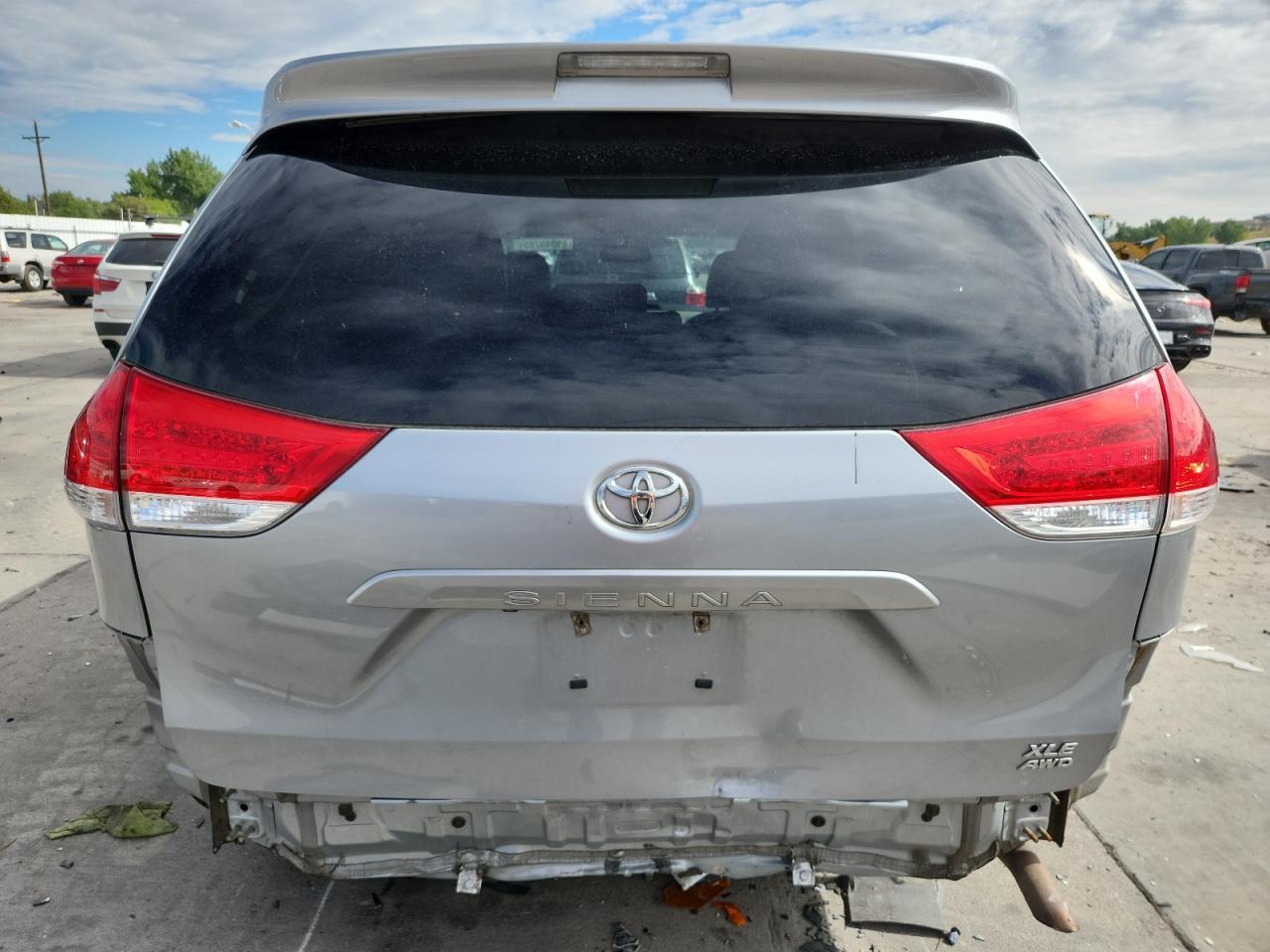 2011 TOYOTA SIENNA