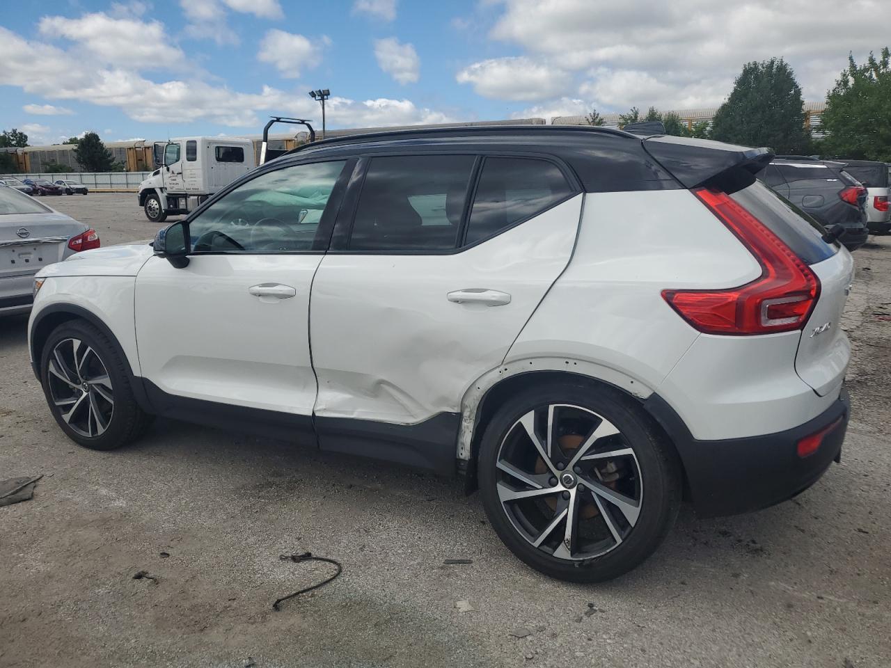 2021 VOLVO XC40