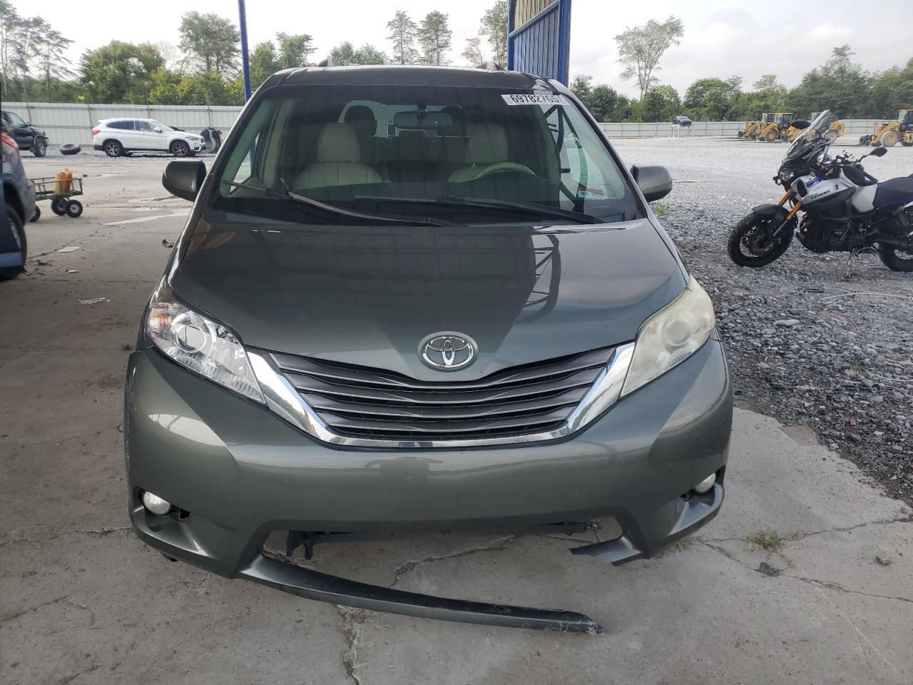 2011 TOYOTA SIENNA