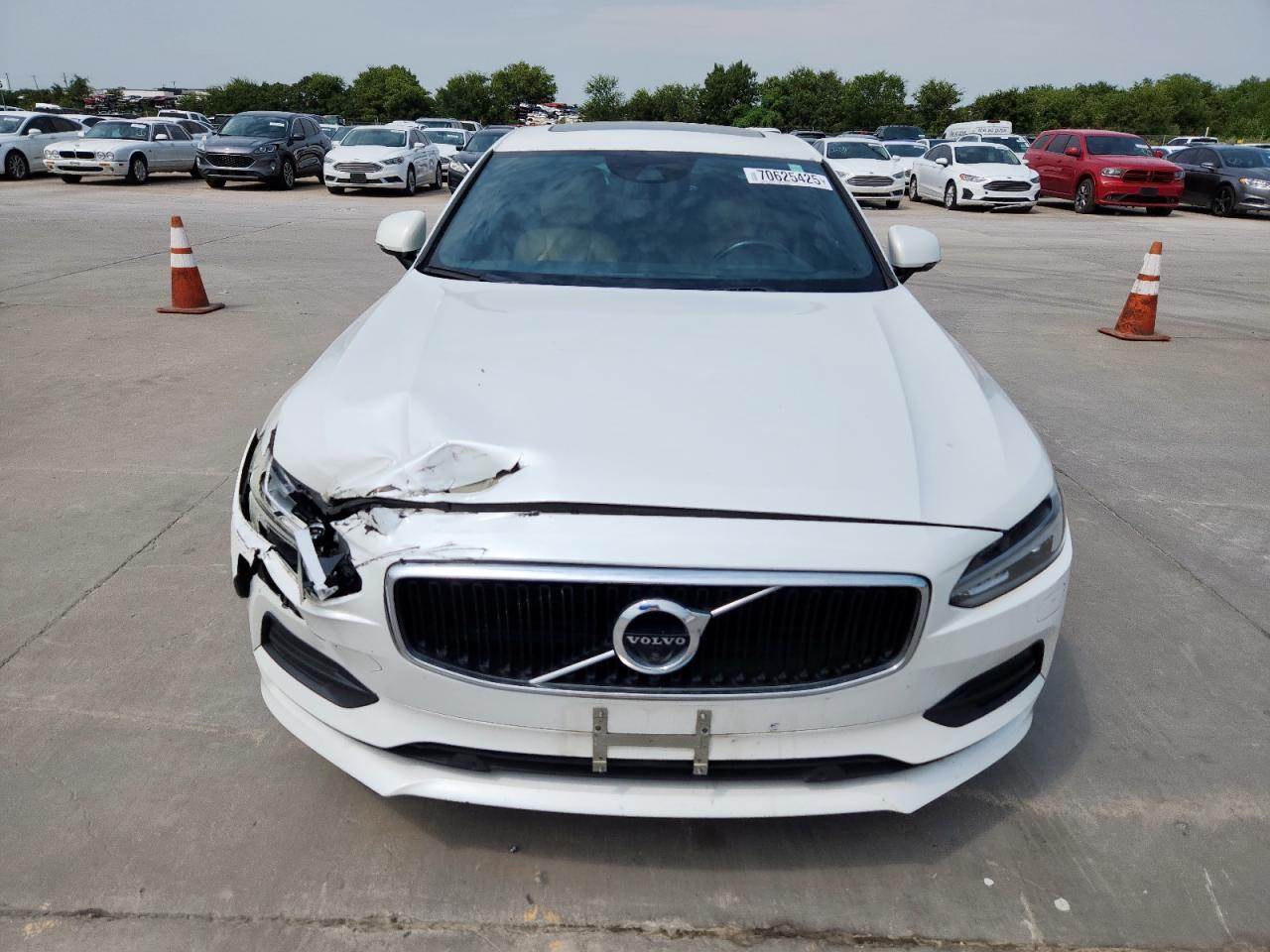 2017 VOLVO S90