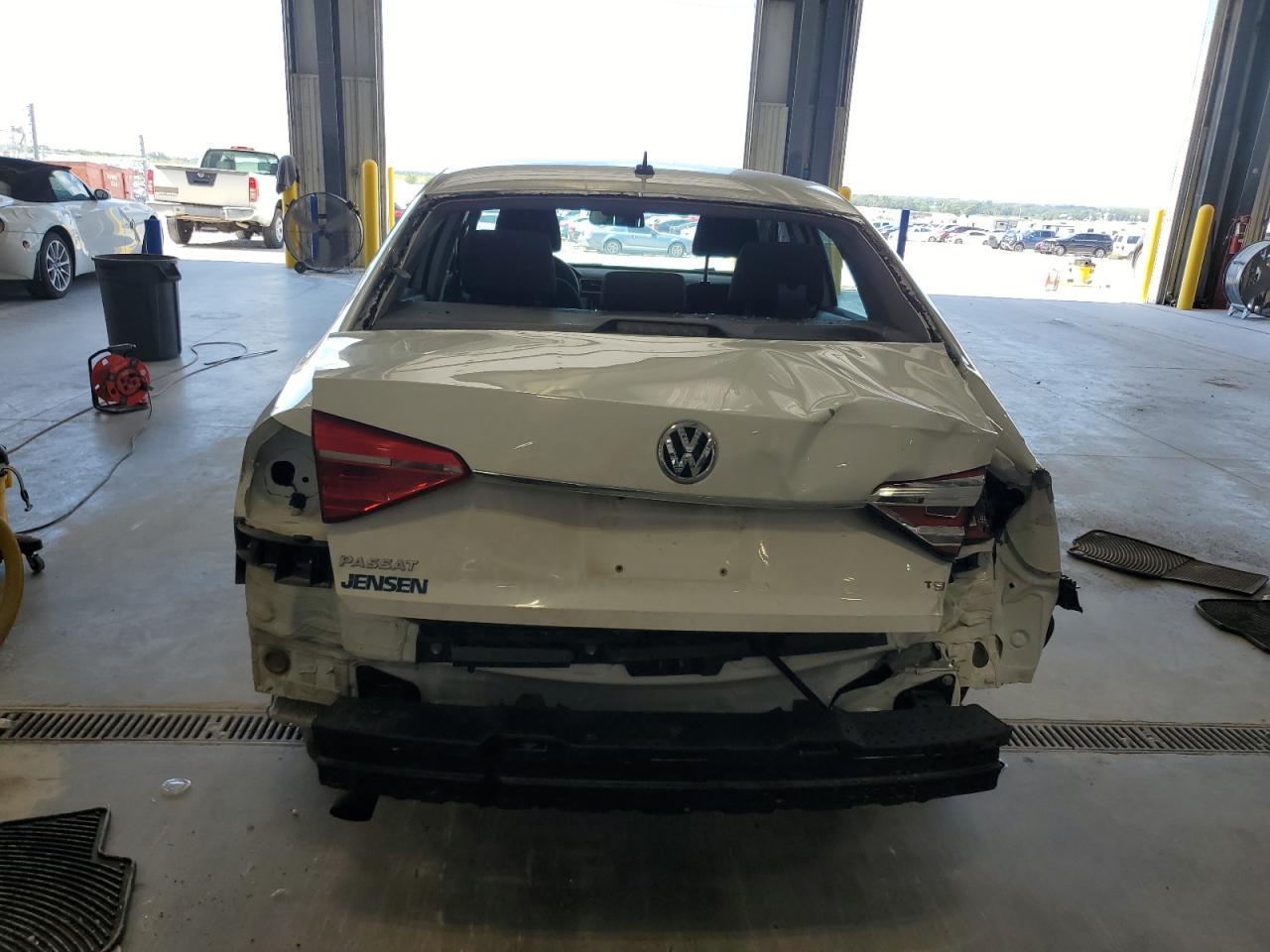 2016 VOLKSWAGEN Passat