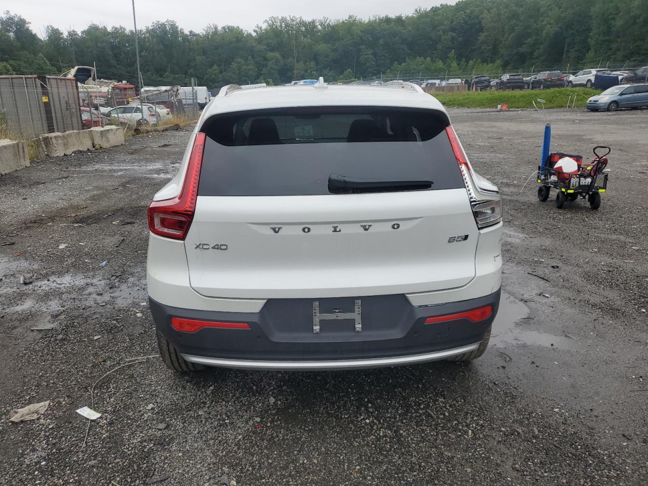 2025 VOLVO XC40