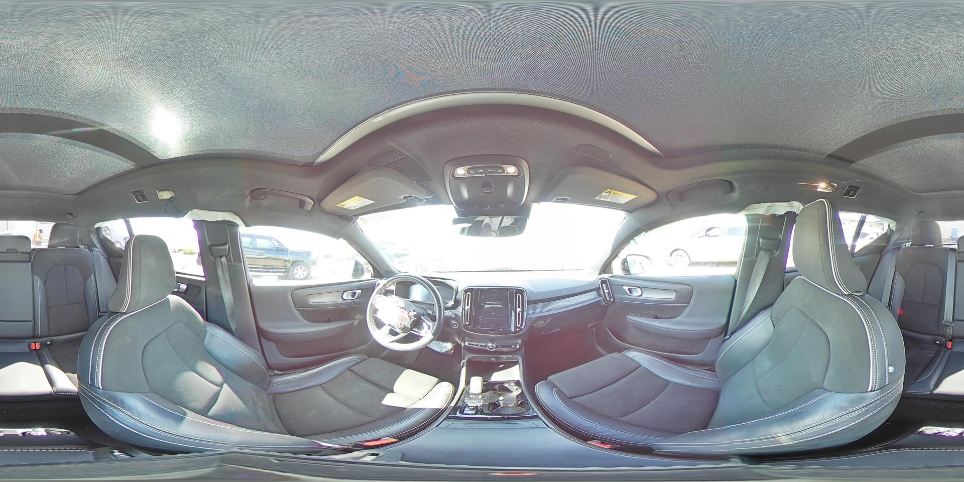 2021 VOLVO XC40