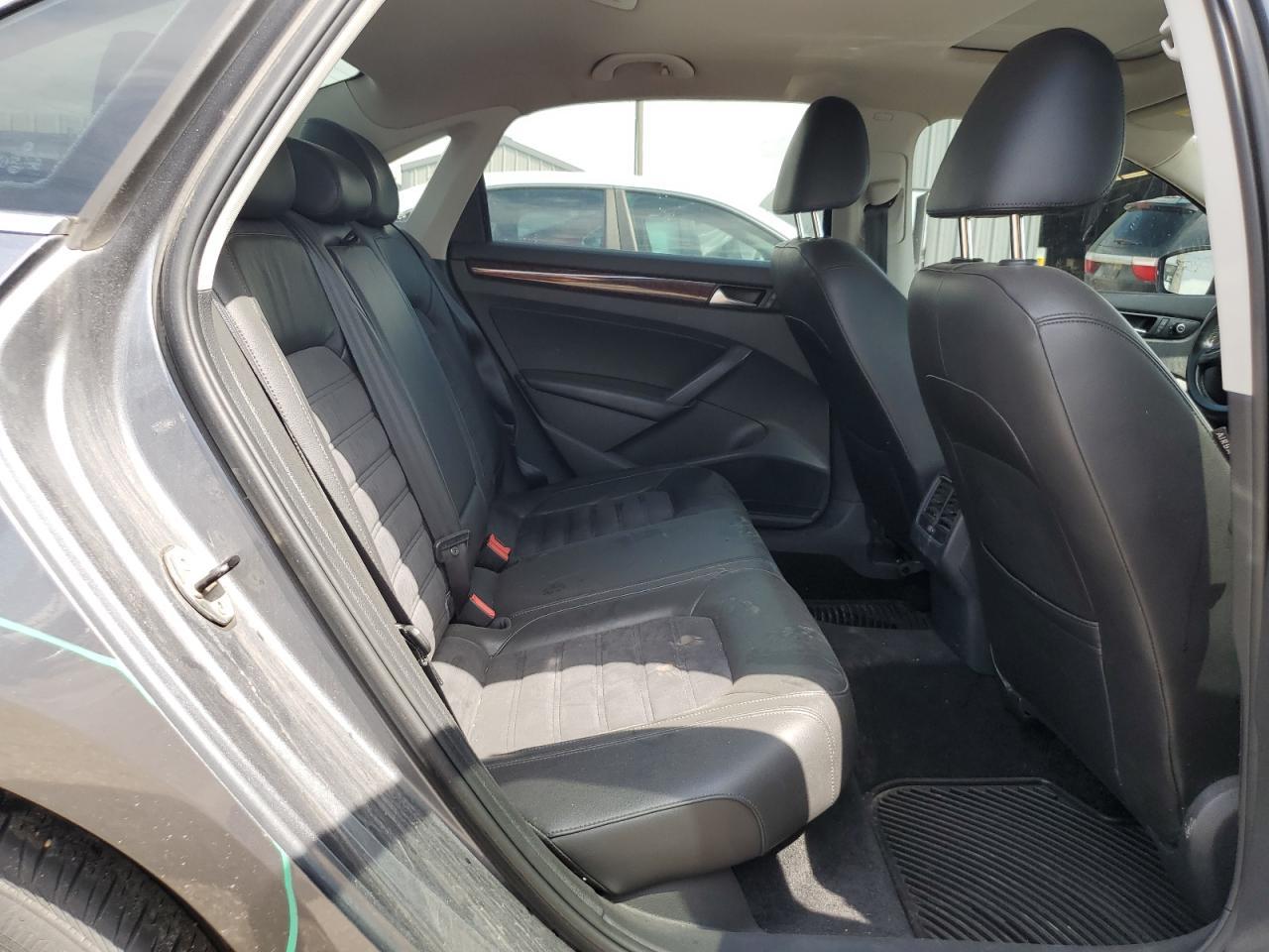 2013 VOLKSWAGEN Passat