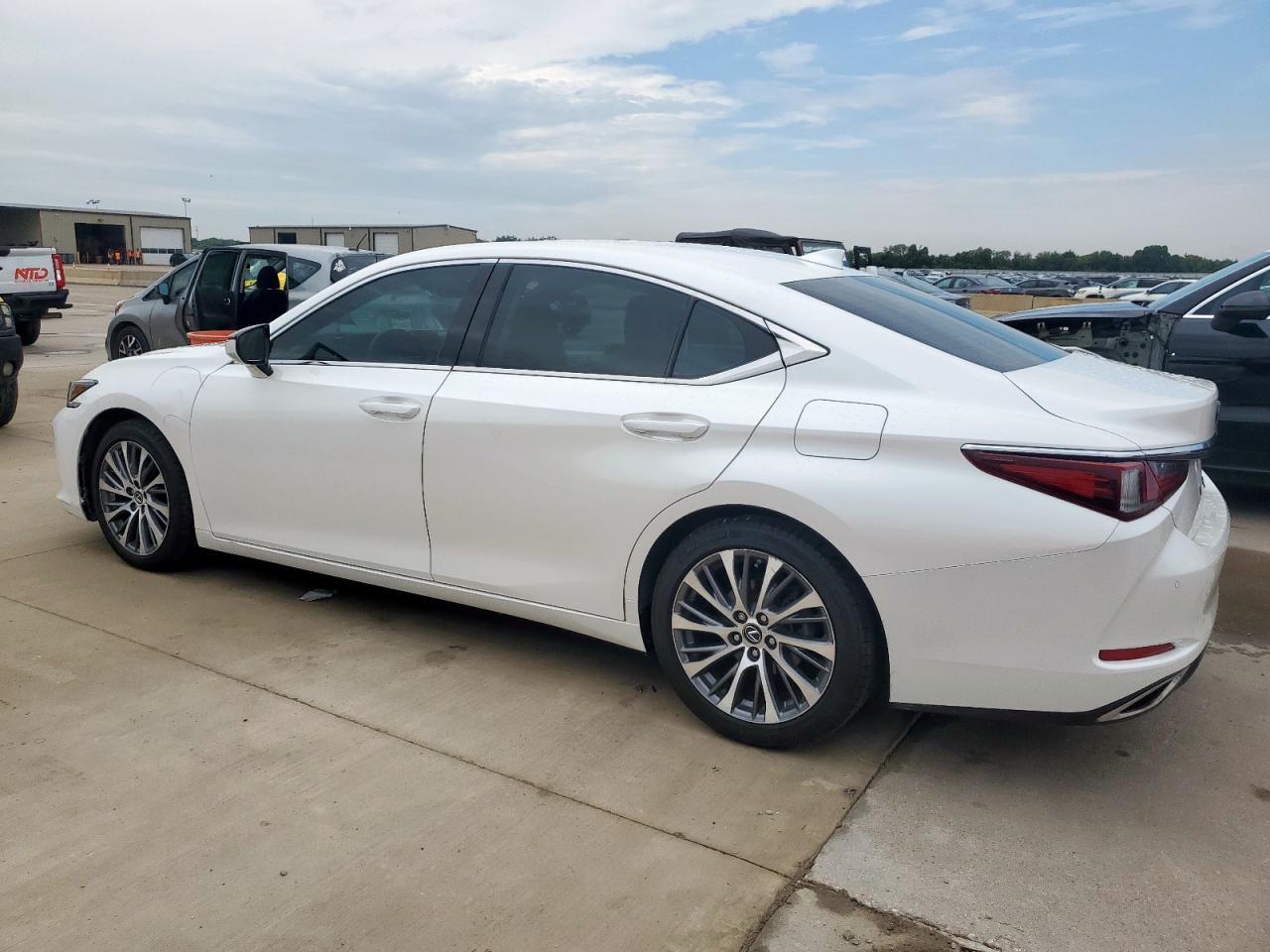 2020 LEXUS Es