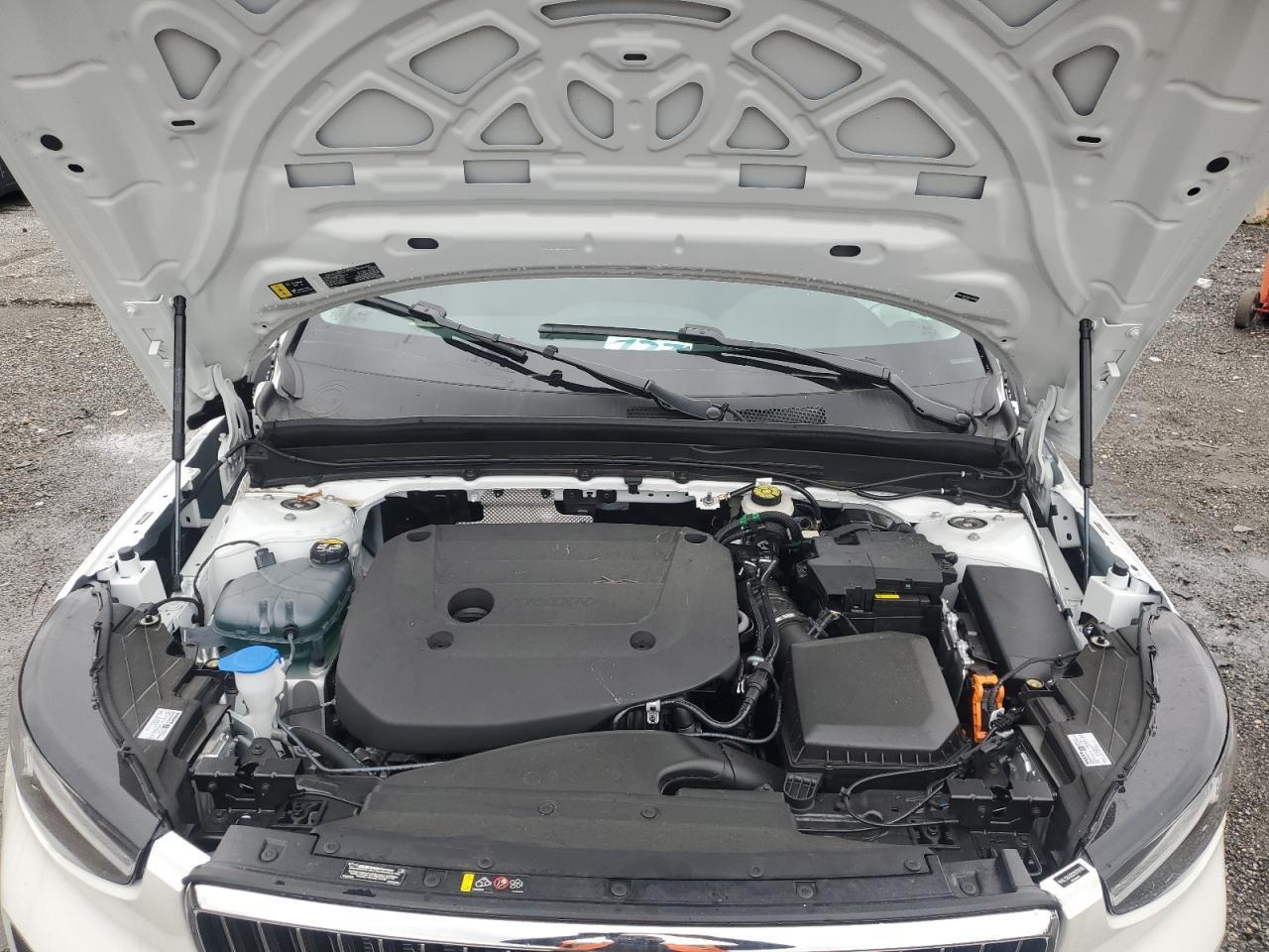 2025 VOLVO XC40