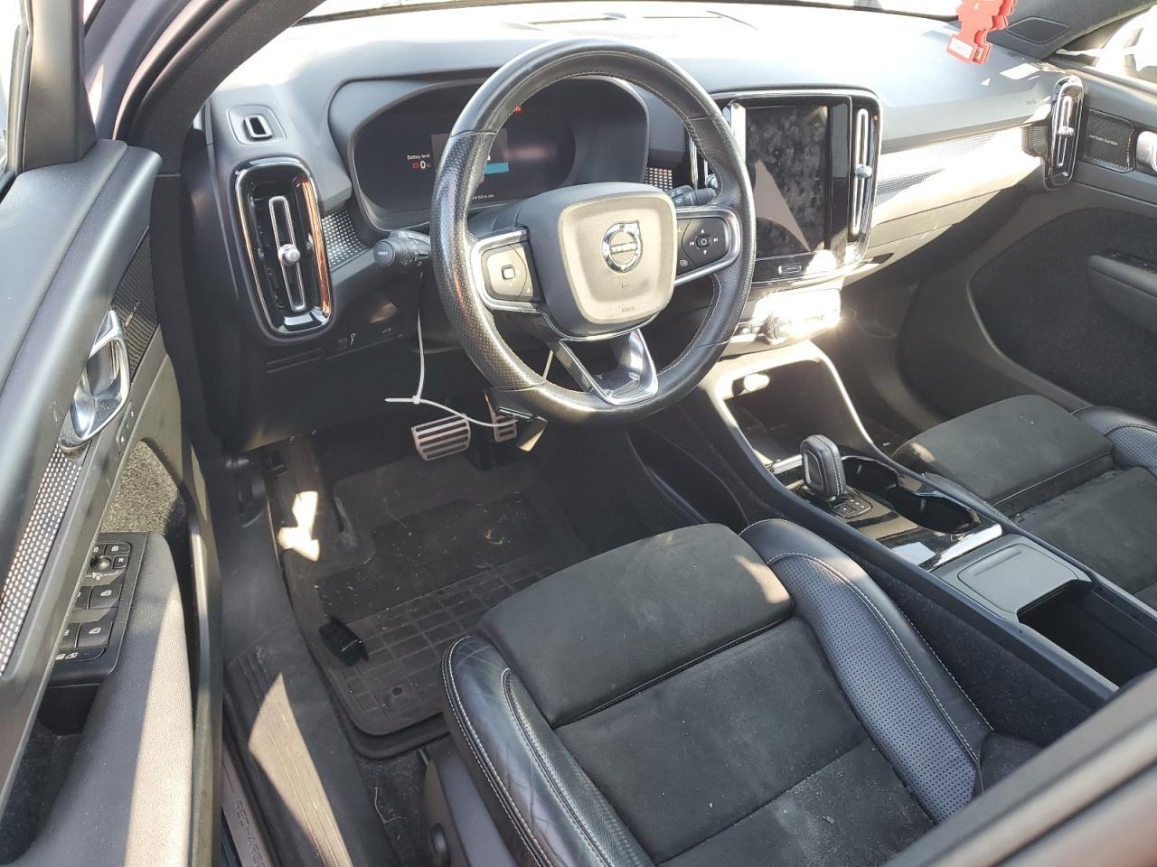 2021 VOLVO XC40