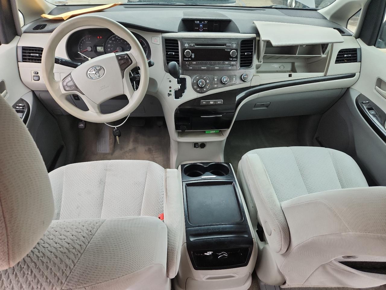 2011 TOYOTA SIENNA