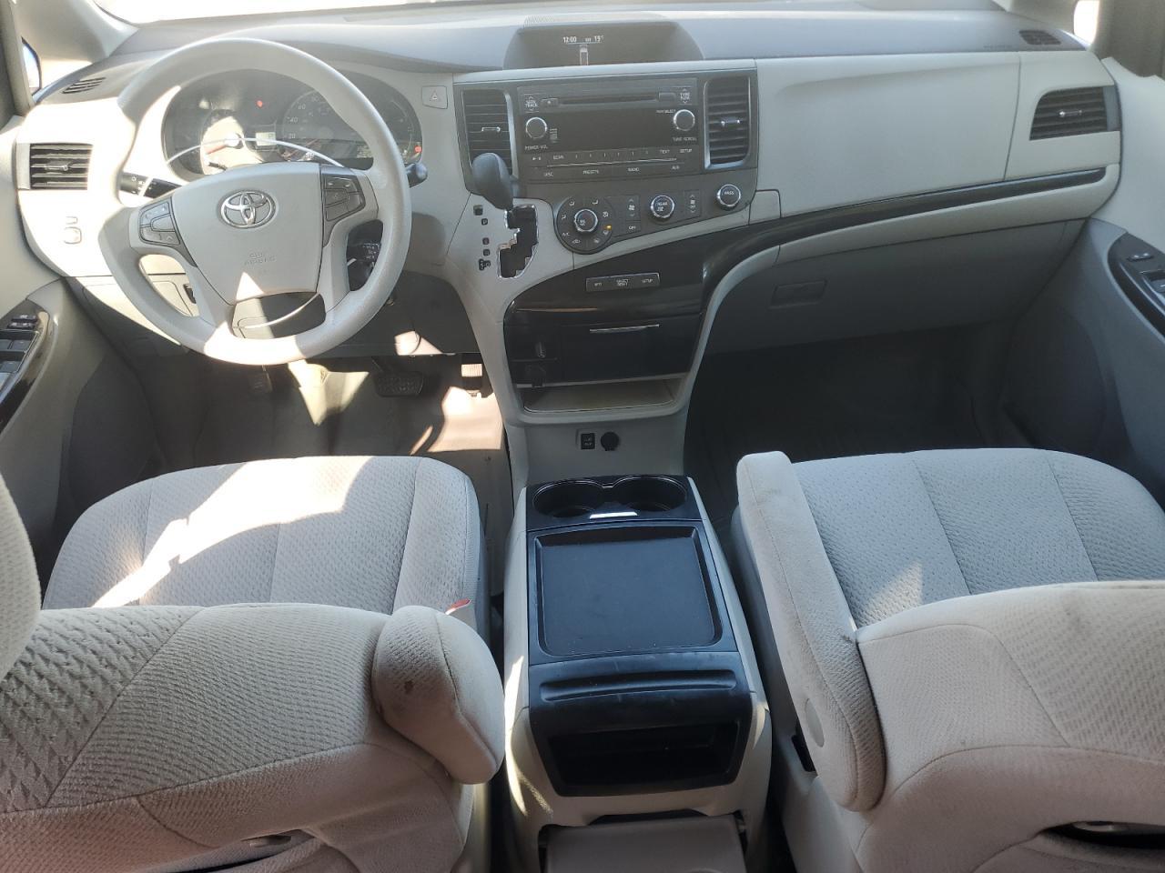 2011 TOYOTA SIENNA