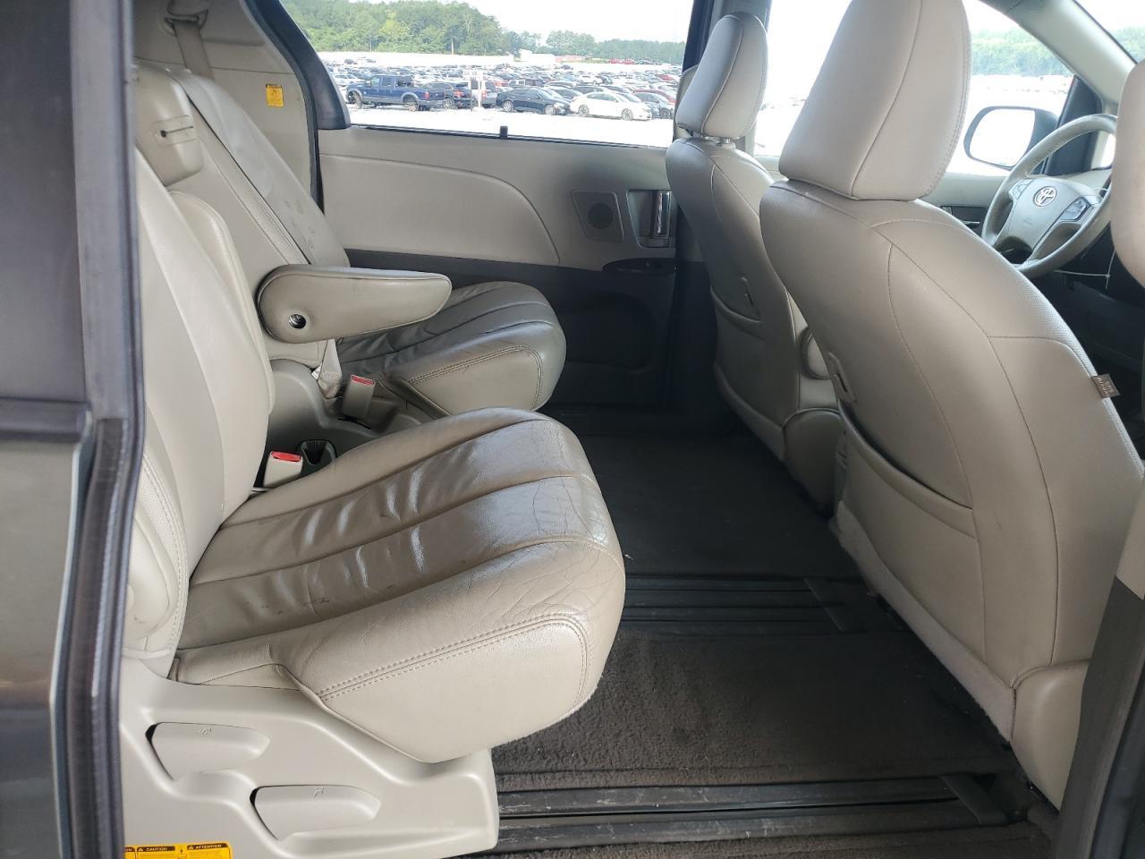 2011 TOYOTA SIENNA
