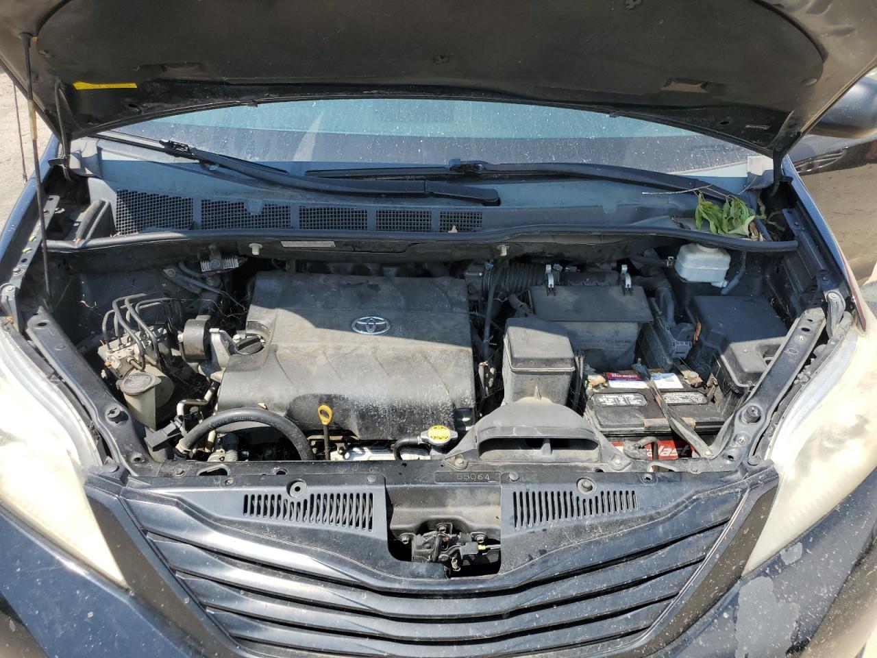 2011 TOYOTA SIENNA