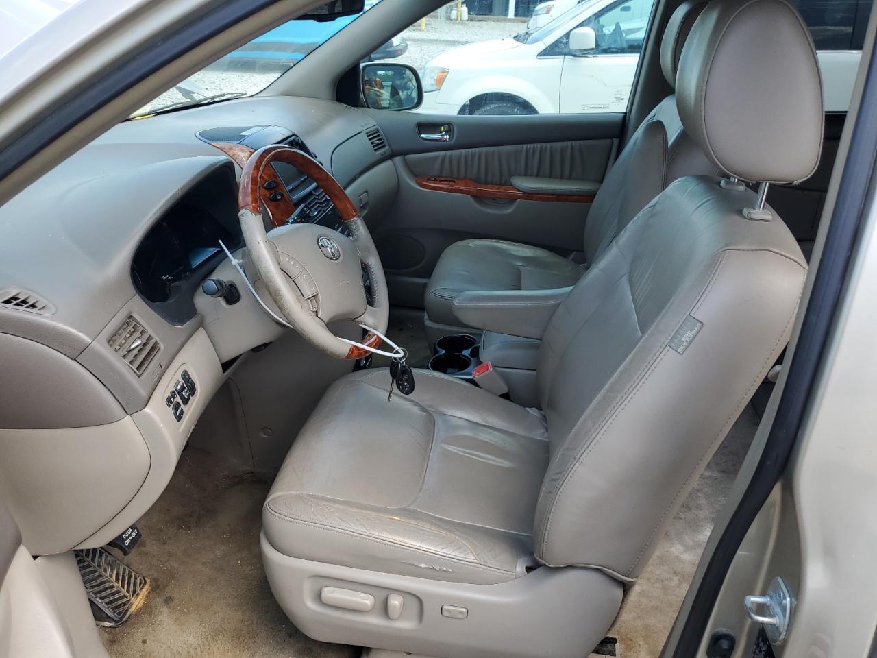 2009 TOYOTA SIENNA