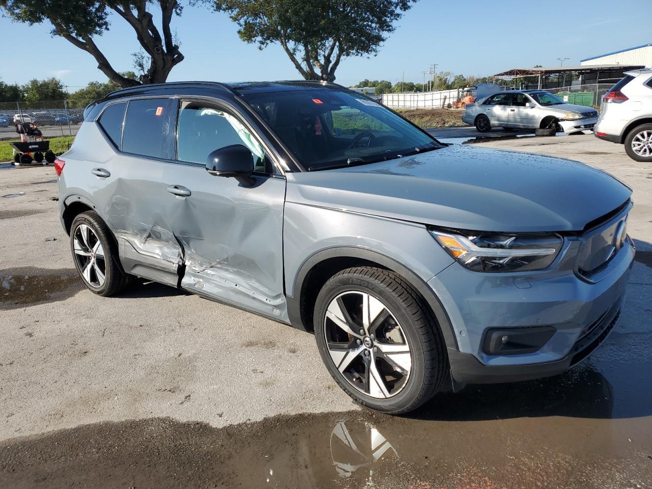 2021 VOLVO XC40
