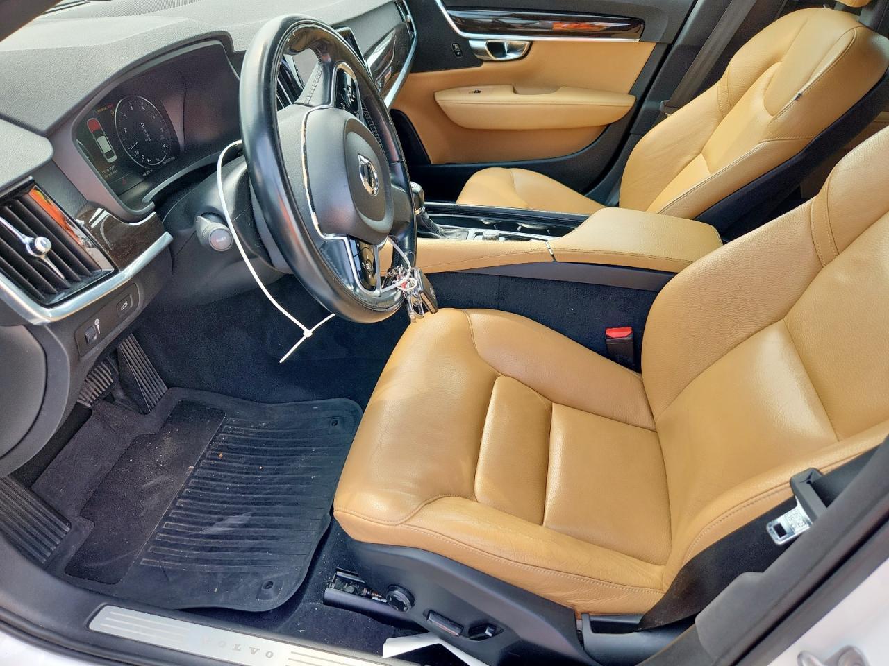 2017 VOLVO S90