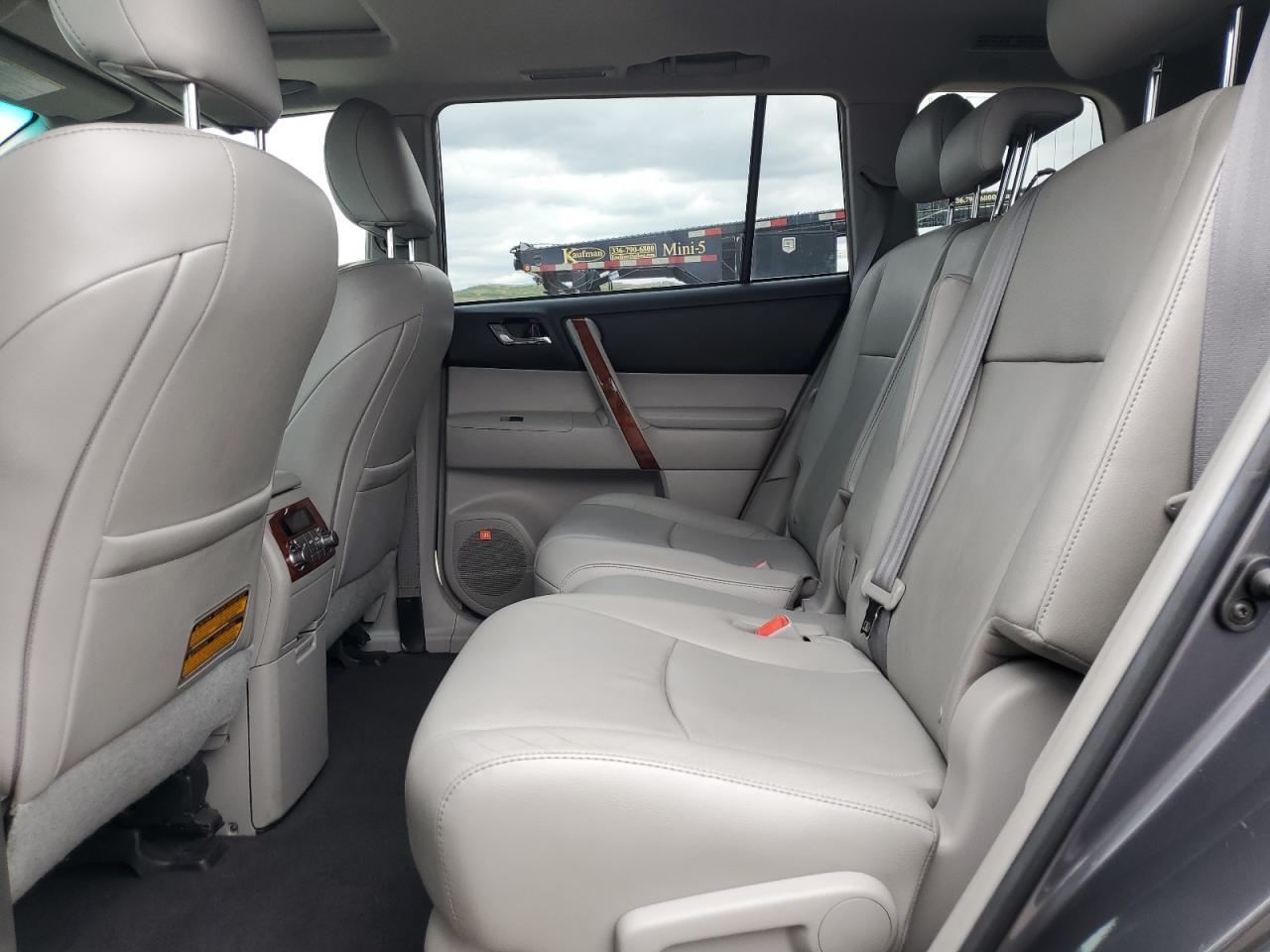 2011 TOYOTA HIGHLANDER