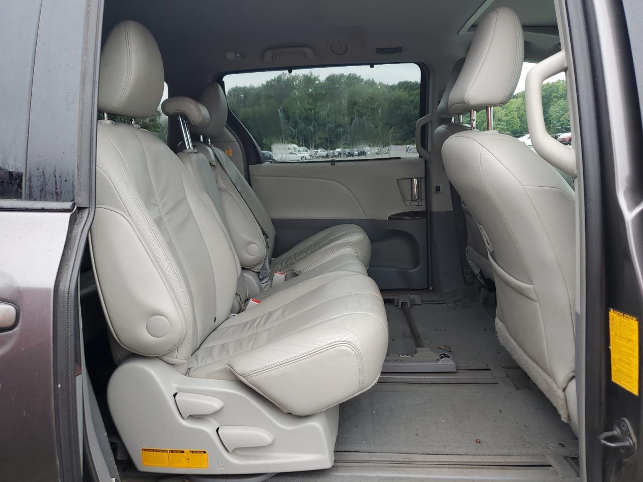 2012 TOYOTA SIENNA