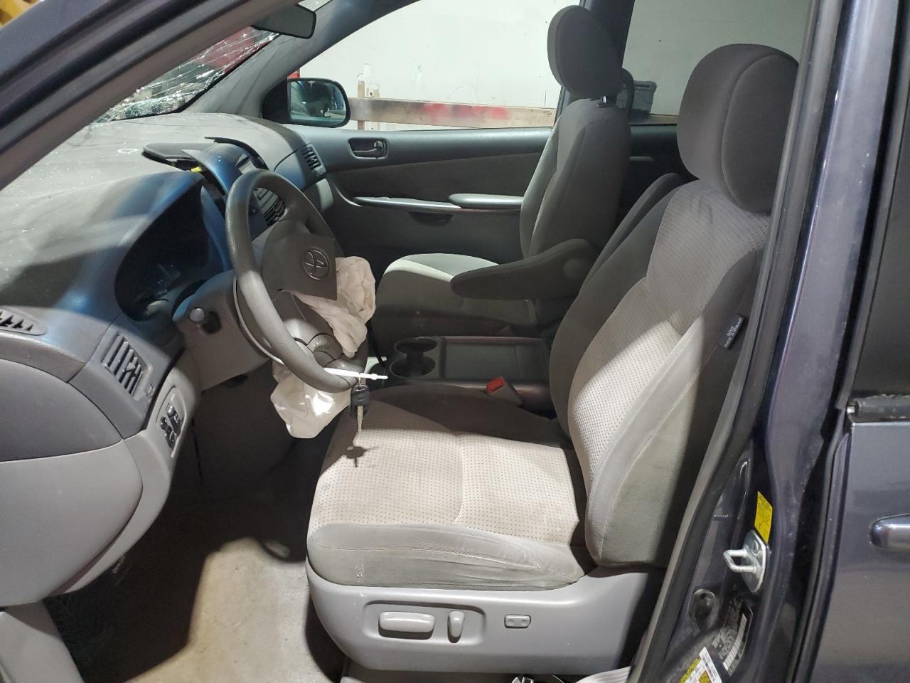 2010 TOYOTA SIENNA