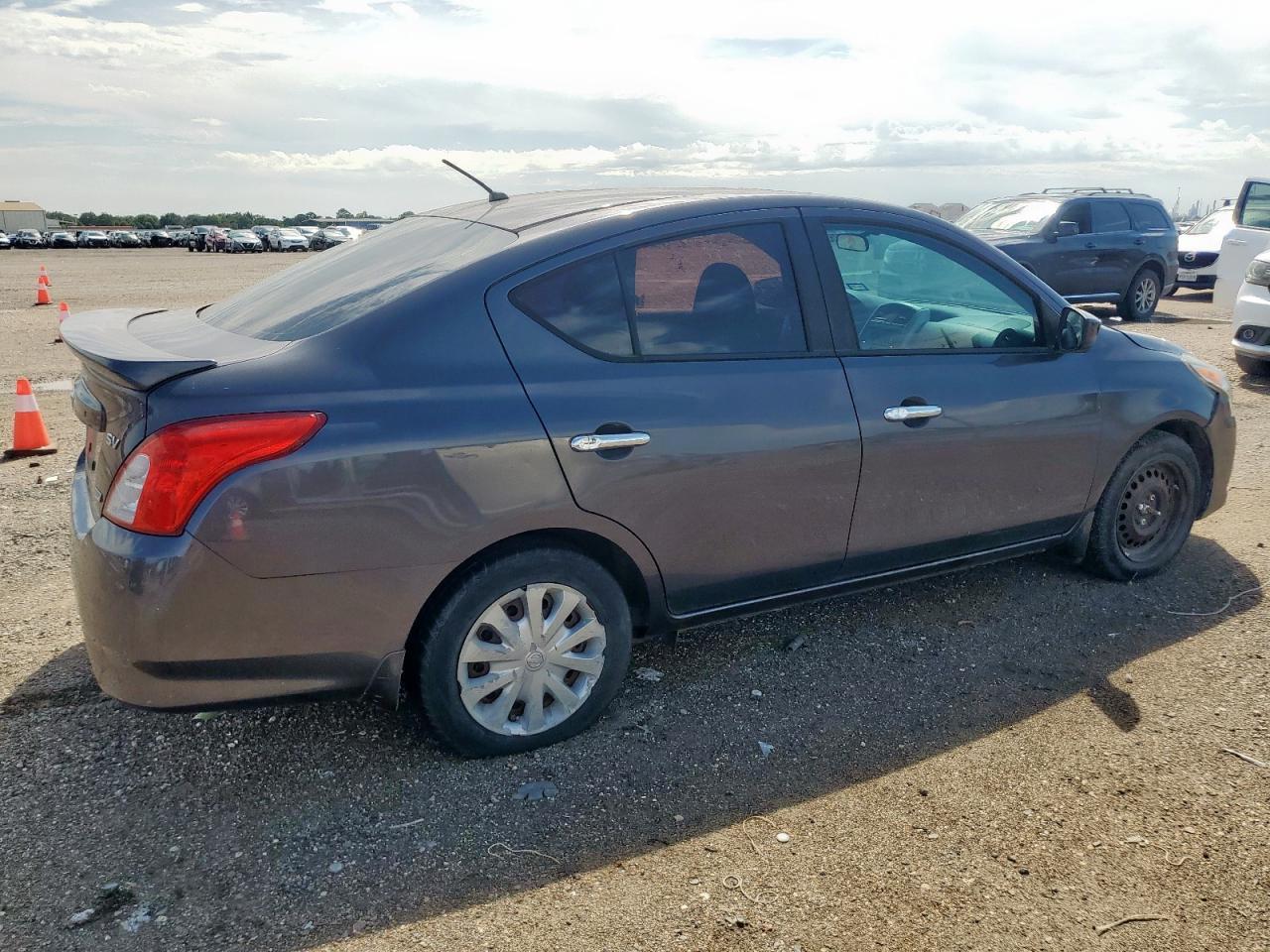 2015 NISSAN VERSA