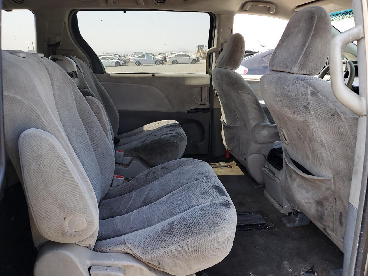 2011 TOYOTA SIENNA