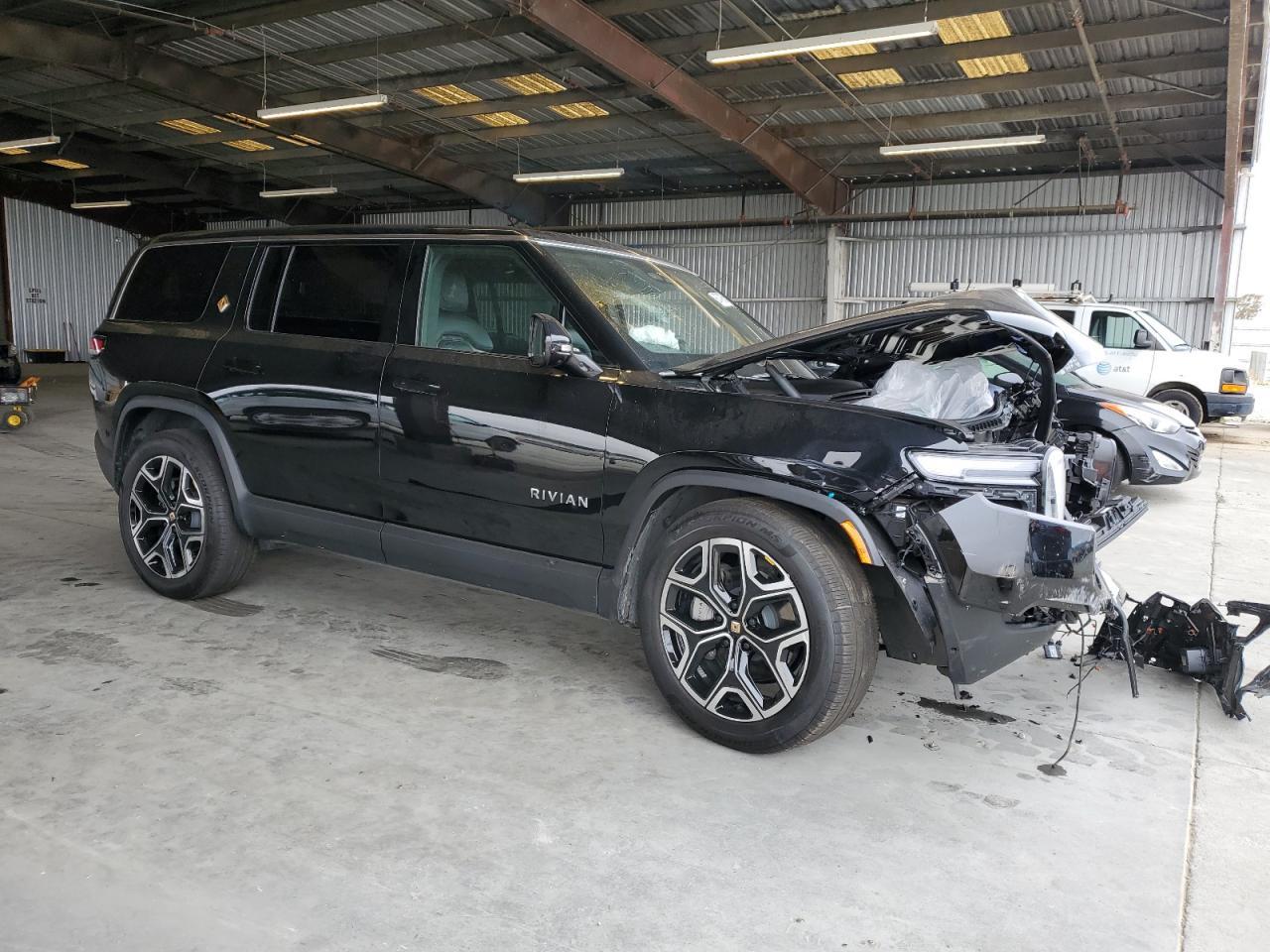 2025 RIVIAN R1s