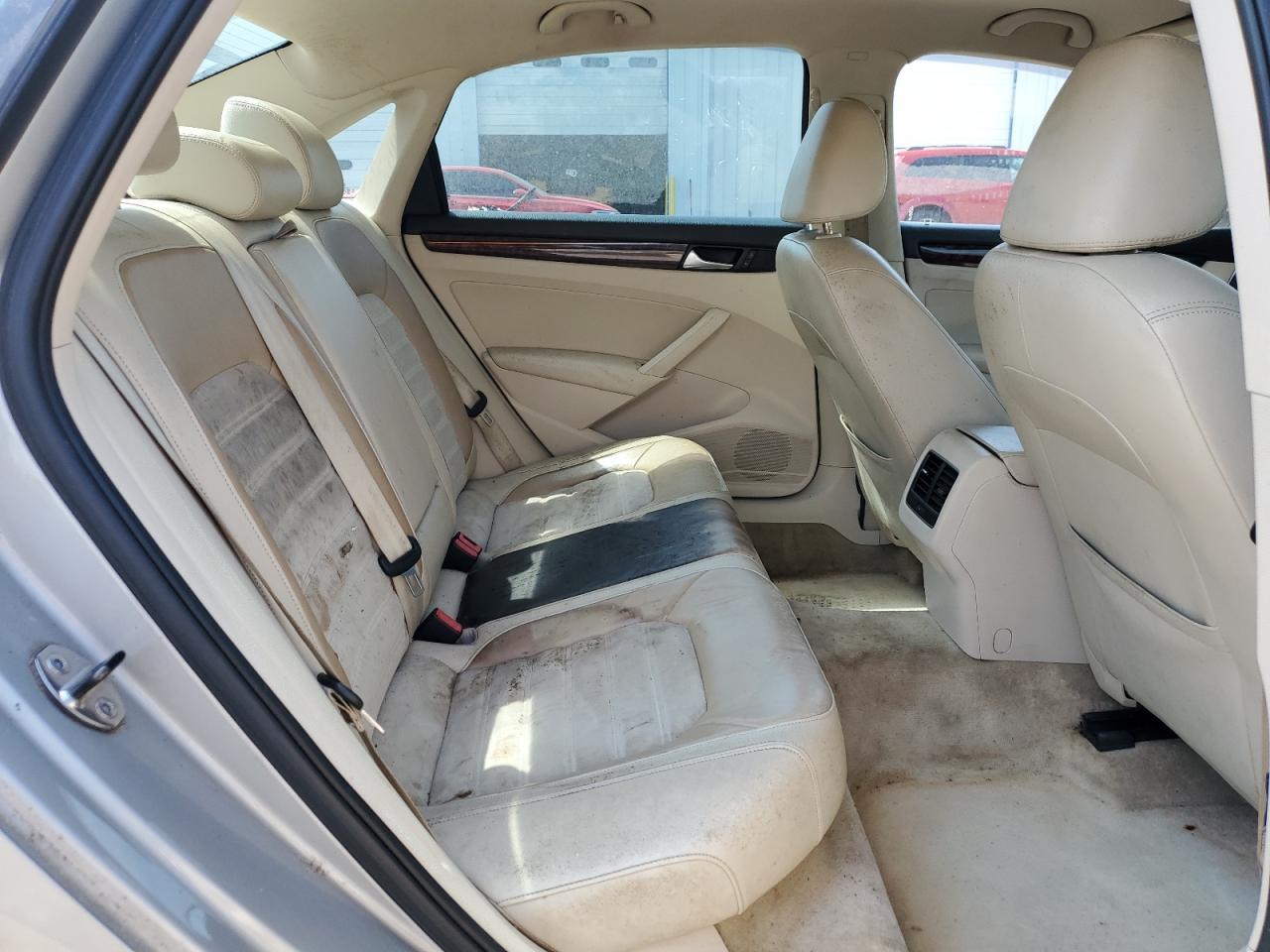 2013 VOLKSWAGEN Passat