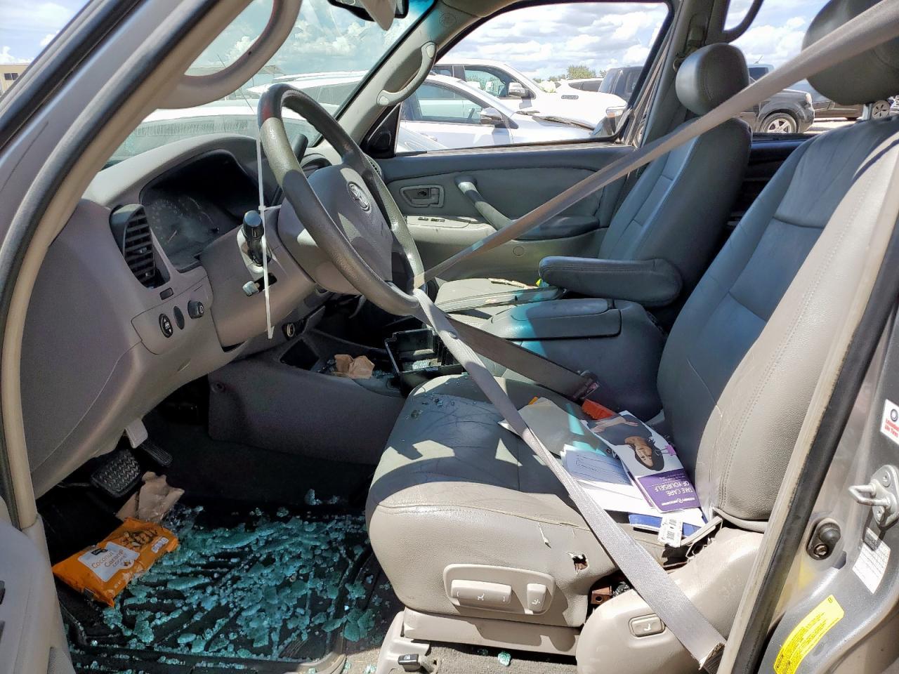 2004 TOYOTA Sequoia