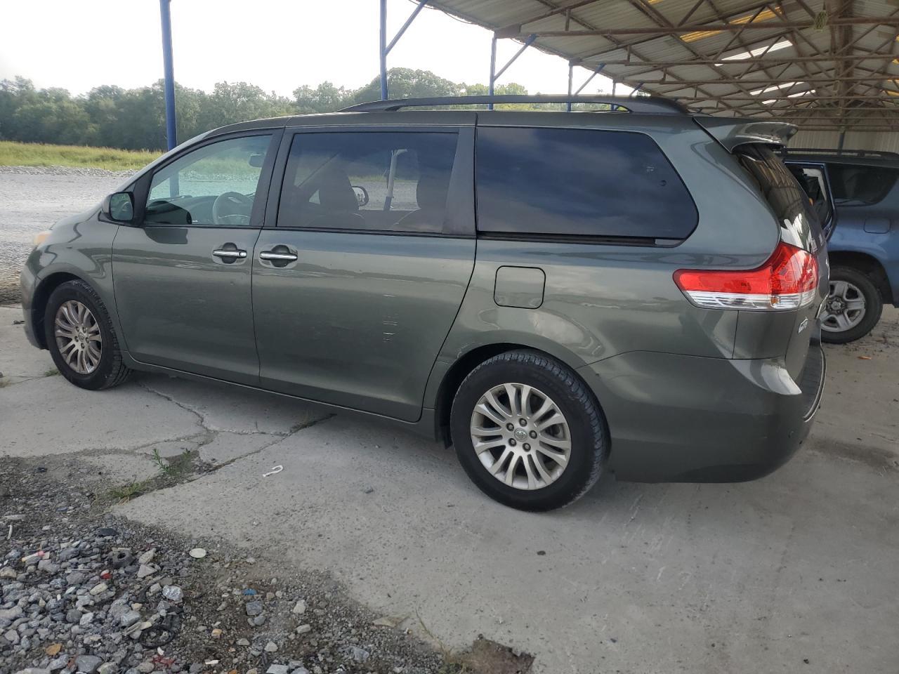 2011 TOYOTA SIENNA
