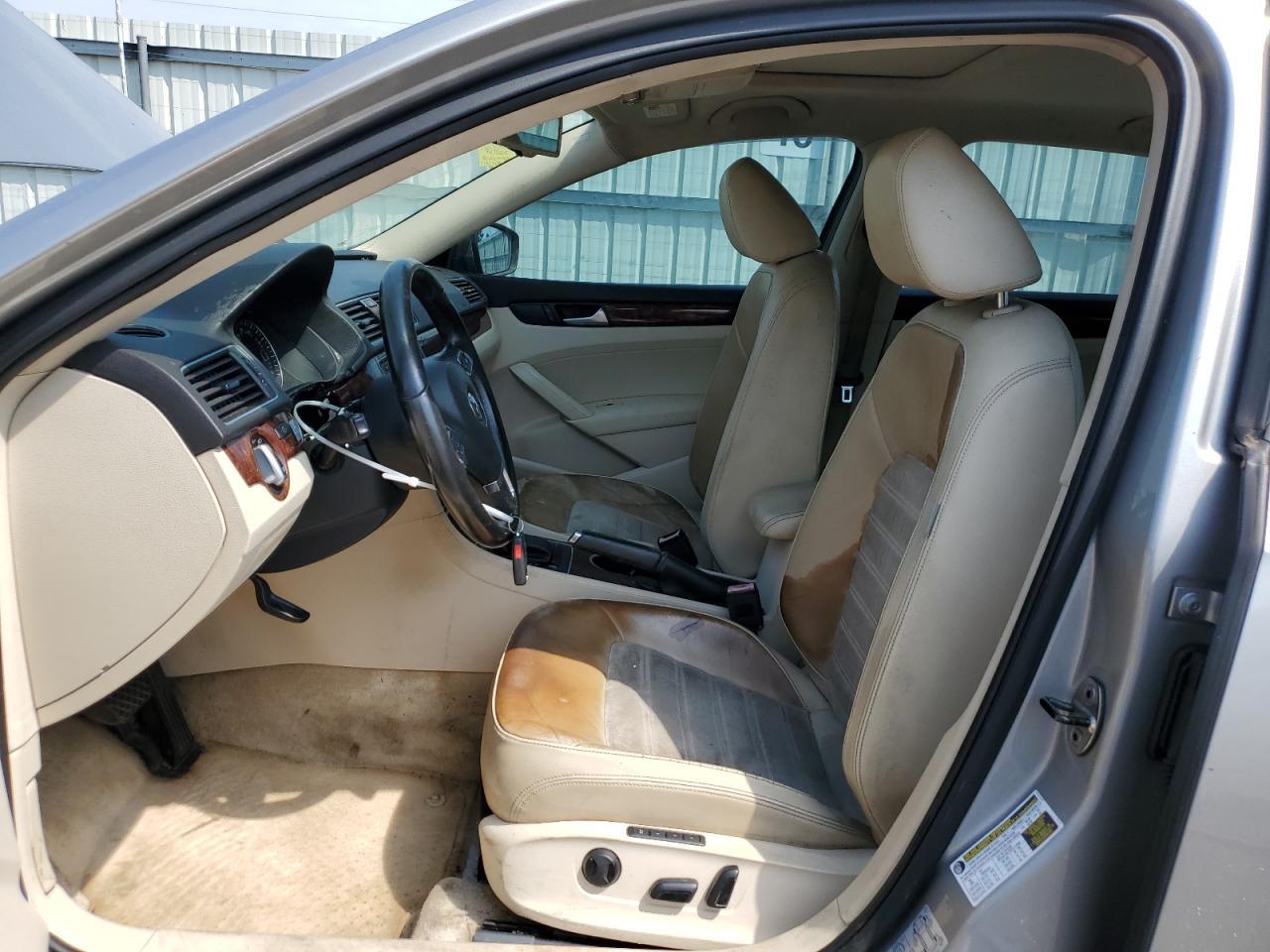 2013 VOLKSWAGEN Passat